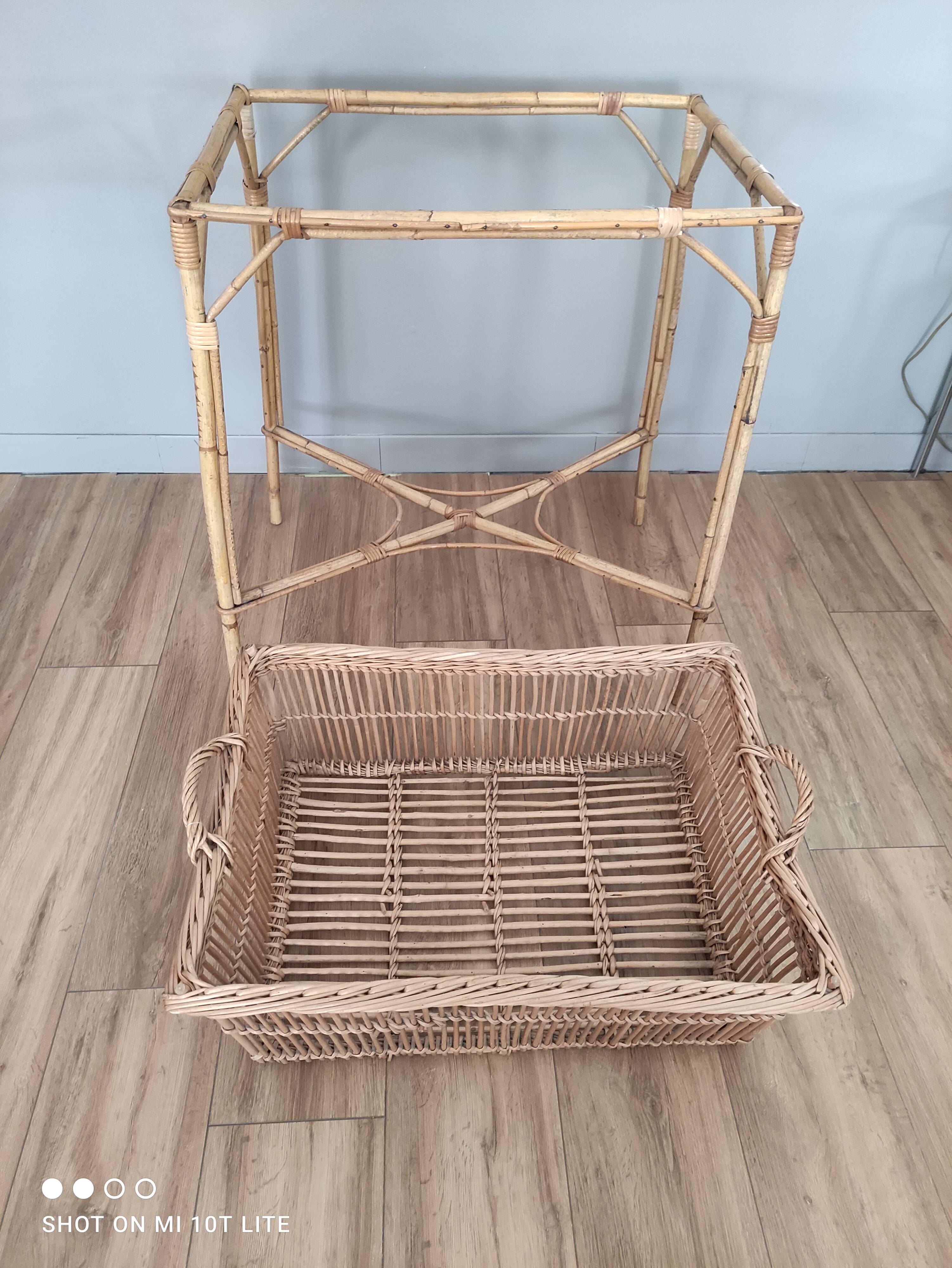 Panière à linge vintage en rotin sur piètement