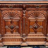 Commode de style Renaissance. Chêne sculpté.
