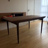 Extendable teak table