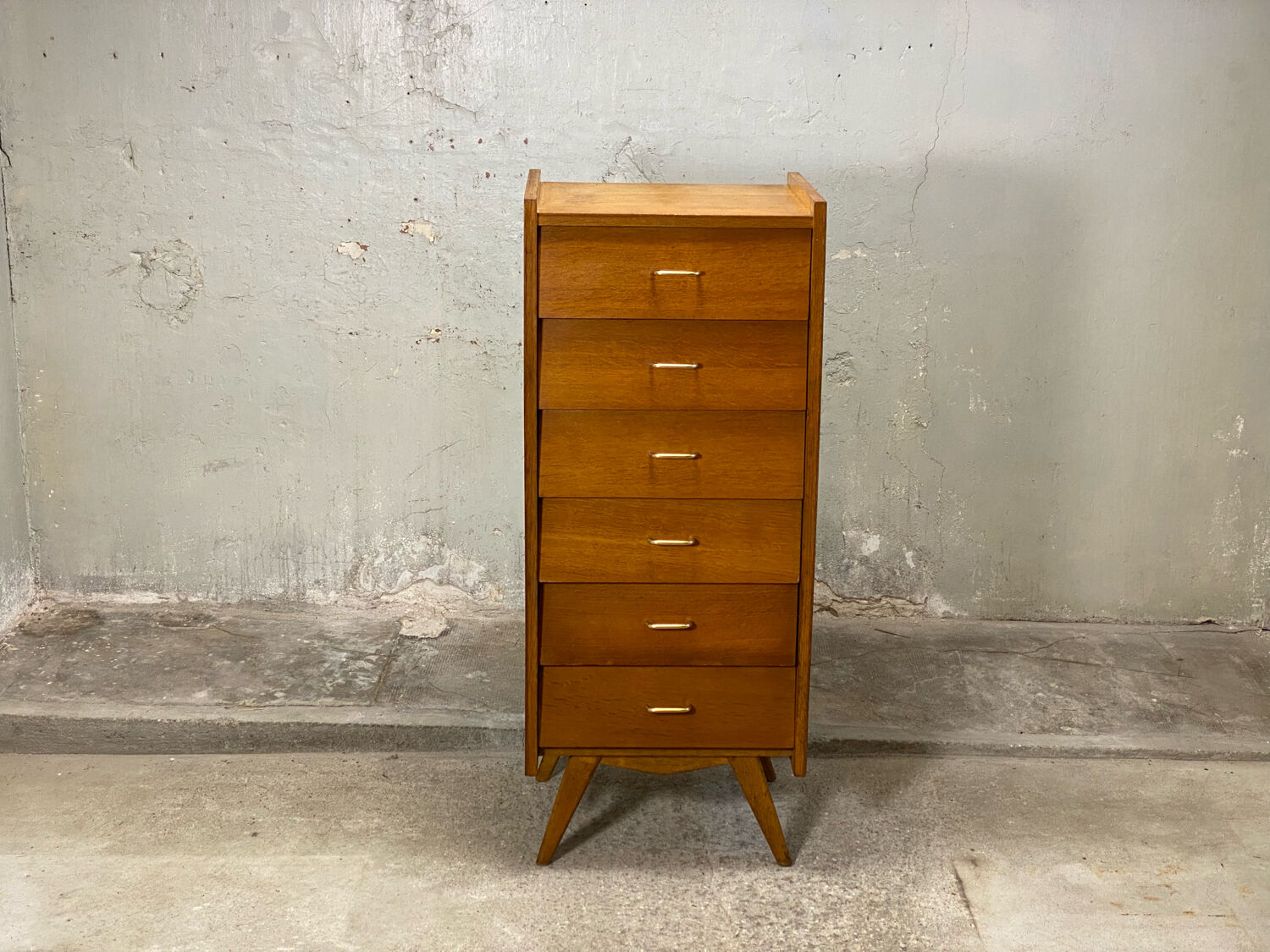 Oak chest of drawers