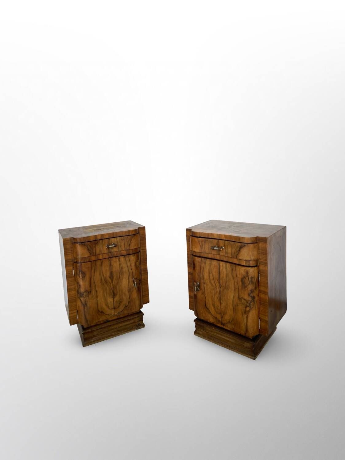 Tables de chevet Art déco italiennes en ronce de noyer, années 1930.