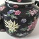 Théière chinoise vintage décor floral polychrome fond noir