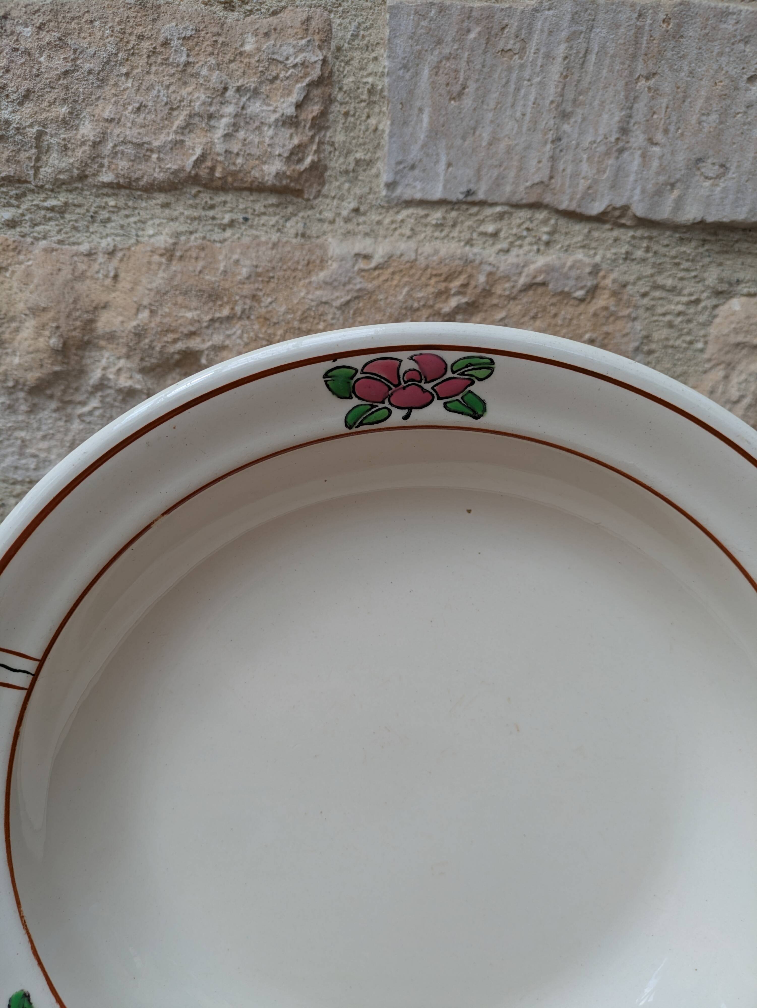 Round hollow serving dish in Salins earthenware model Nénuphar 28.5cm