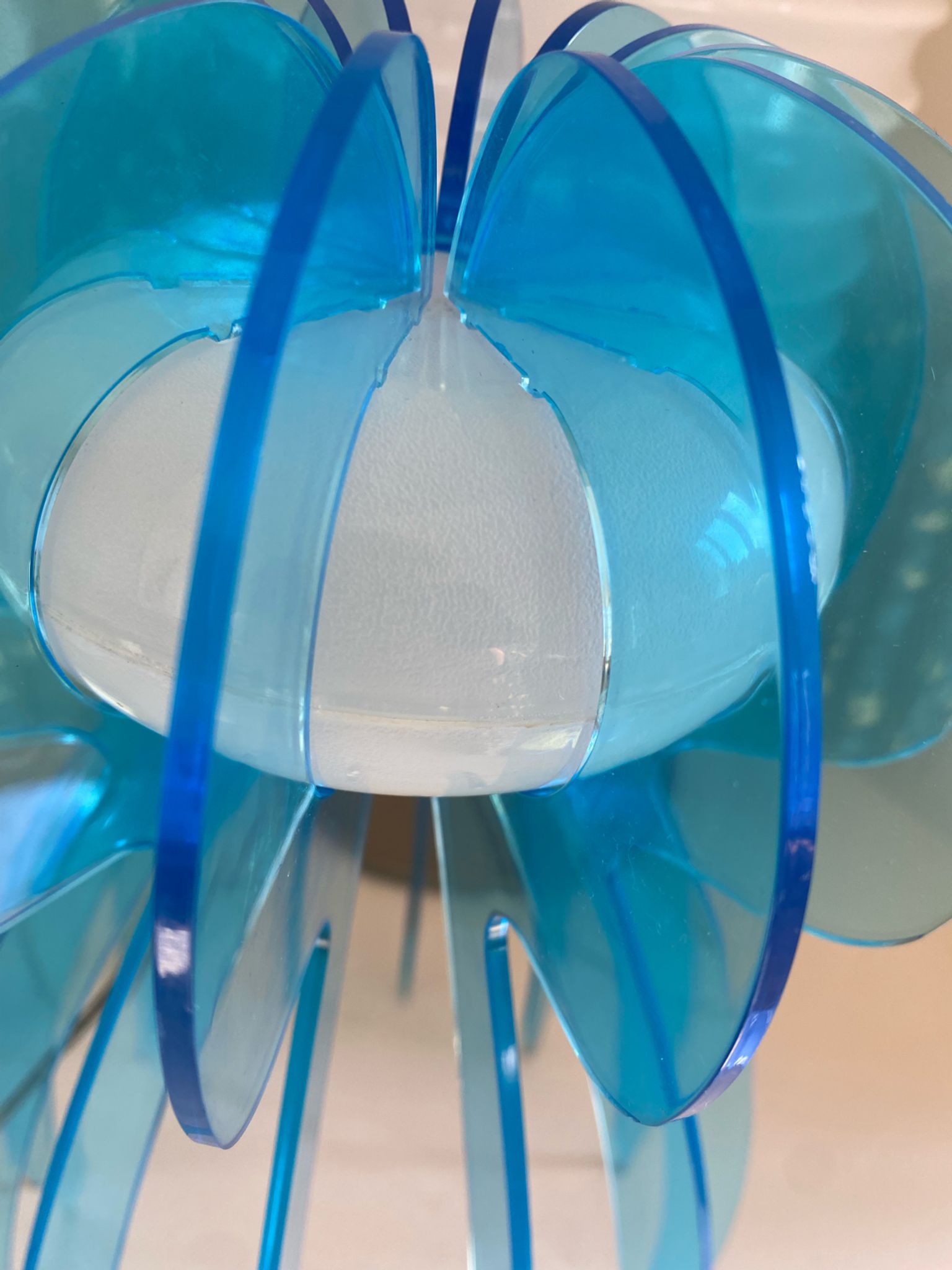 Lampe en plexiglas ou plexi vintage en forme de méduse