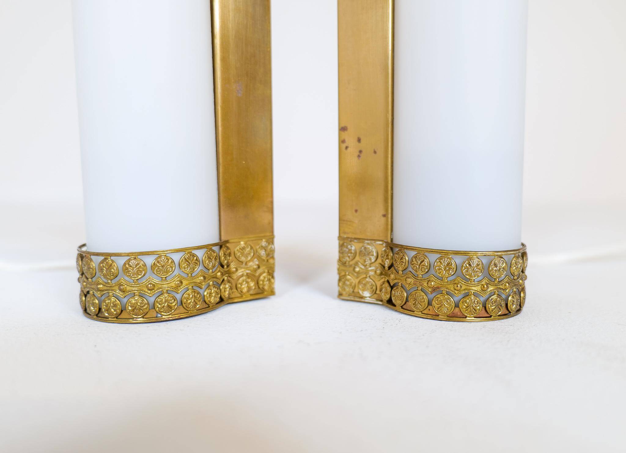 Paire de lampes murales en laiton et opaline de style mi-siècle attribuées à Asea Suède