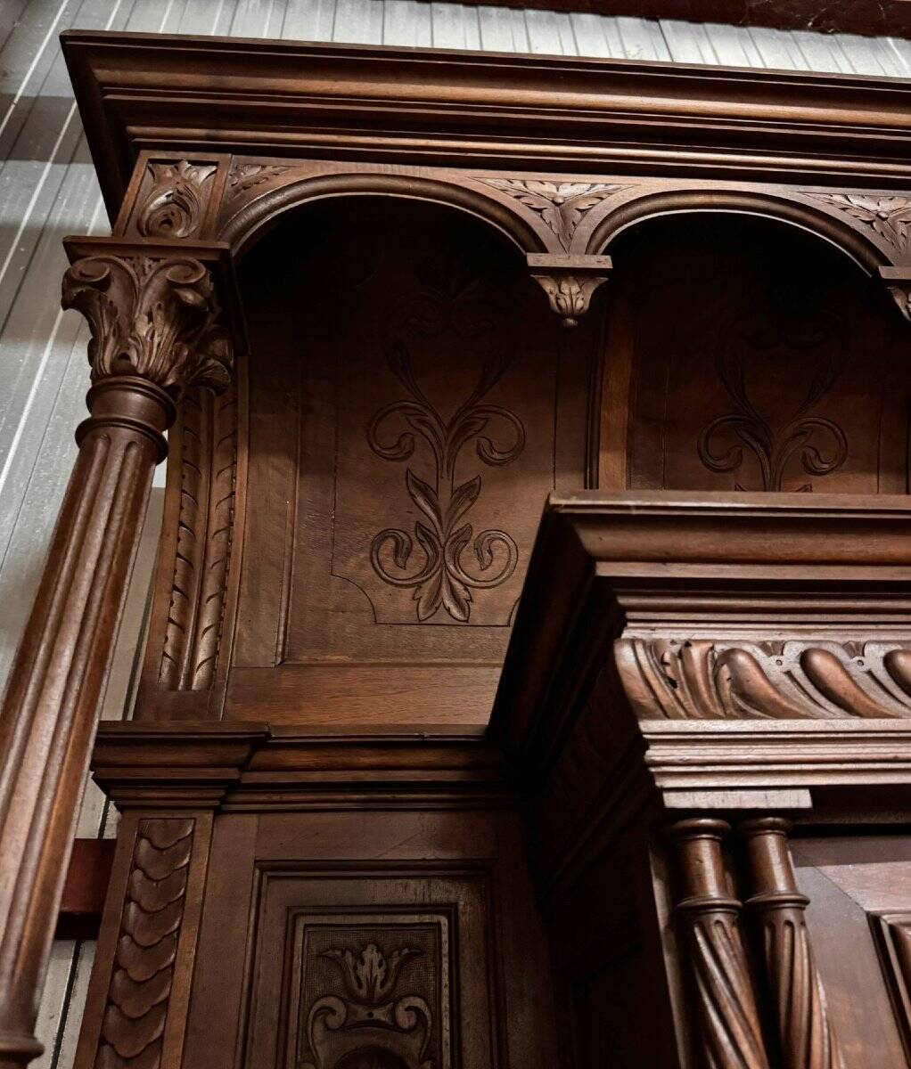 Important walnut buffet style Renaissance