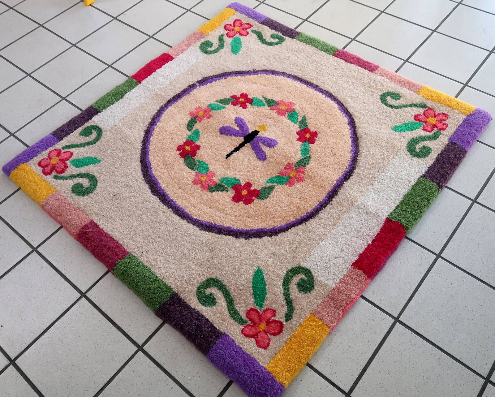 Tapis contemporain ora hooked en laine (99cm x 102cm), édition unique