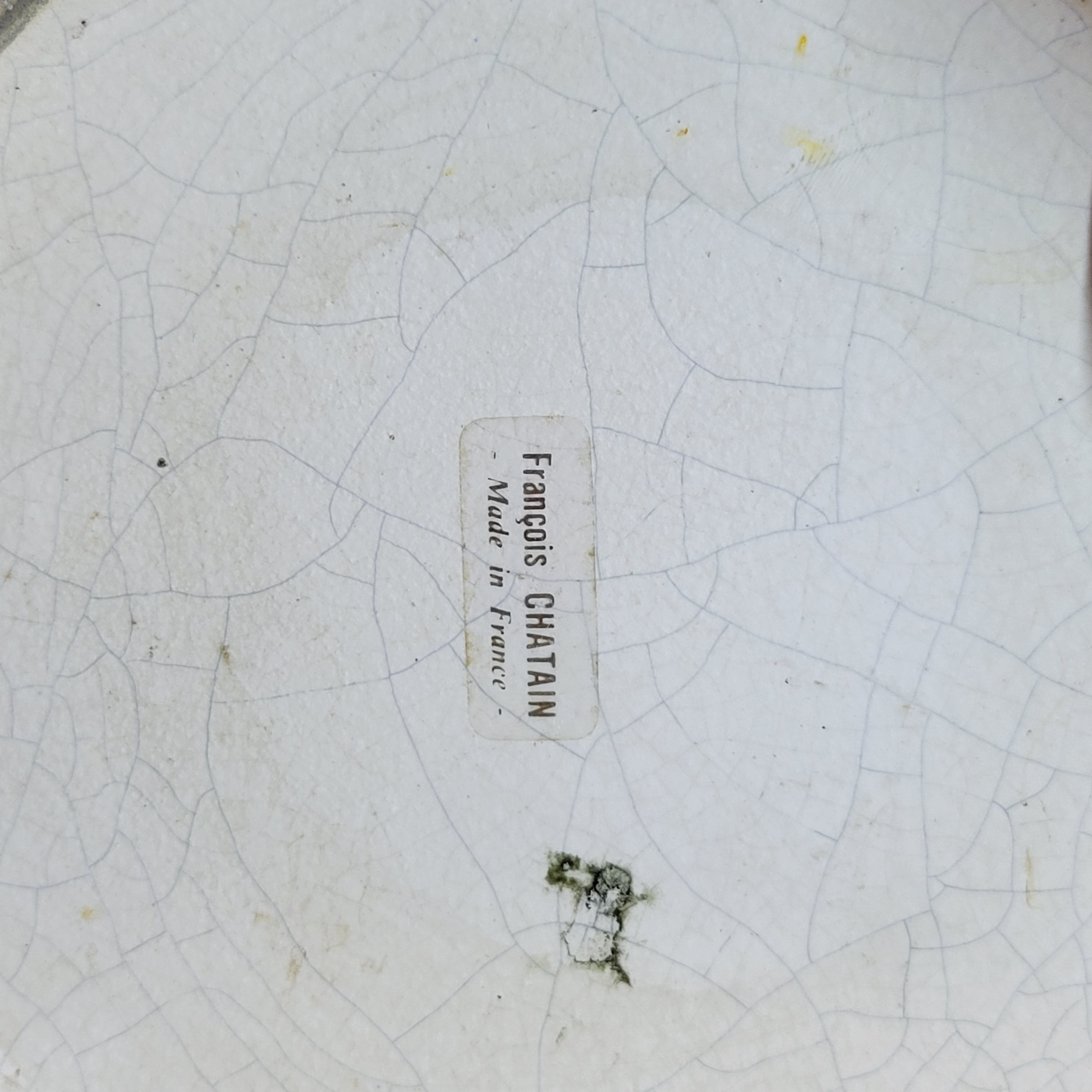 Empty white pocket in cracked ceramic matte François Chatain cup plate