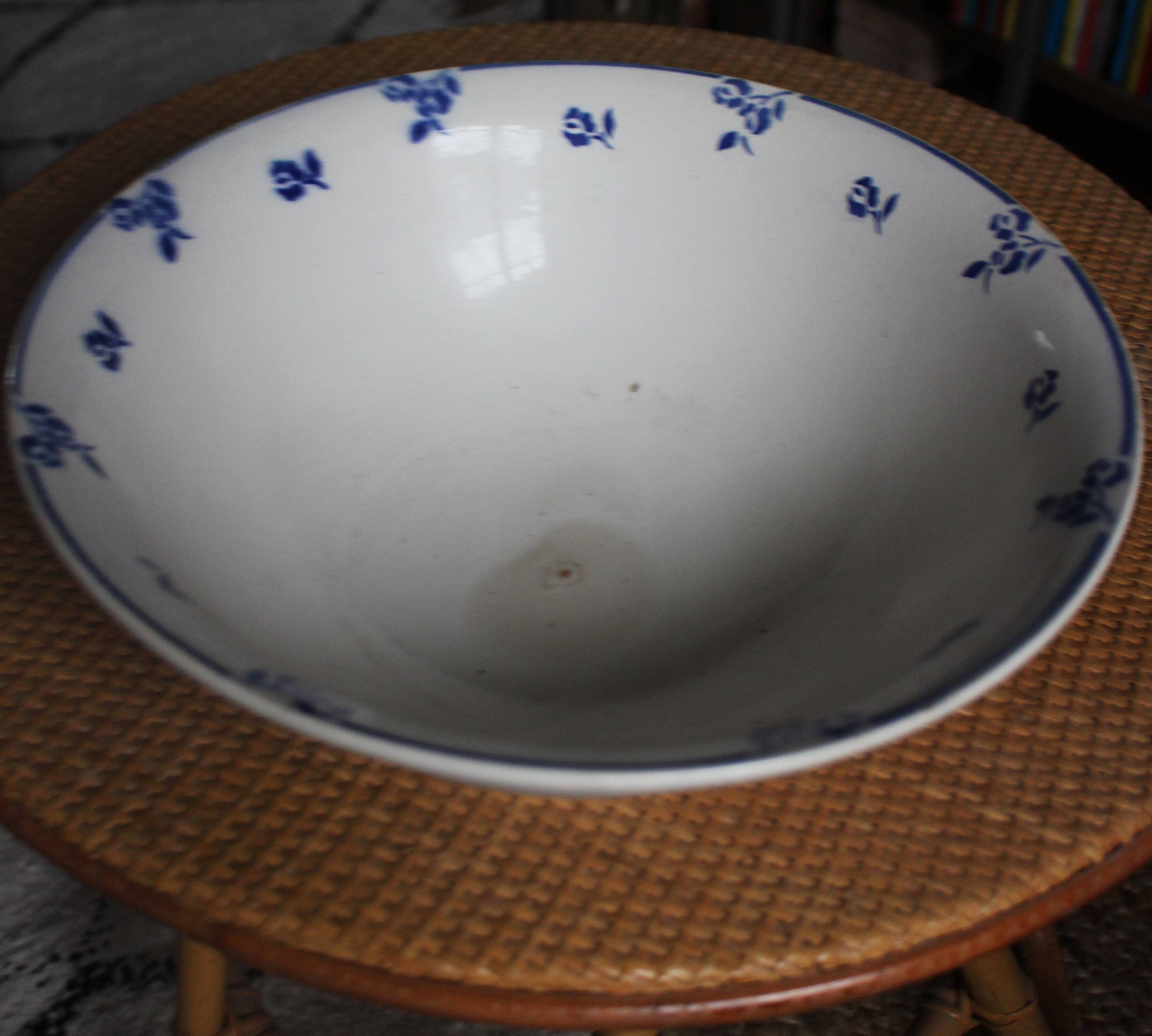 Blue salad bowl with Digoin Art Deco flowers