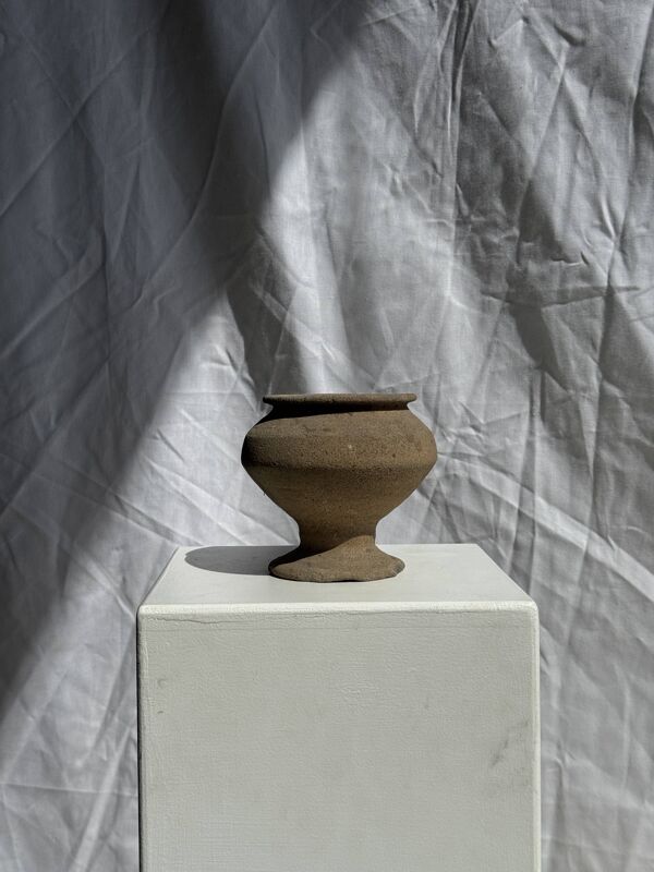 Petit pot piédouche brutaliste indonésien H13 D15