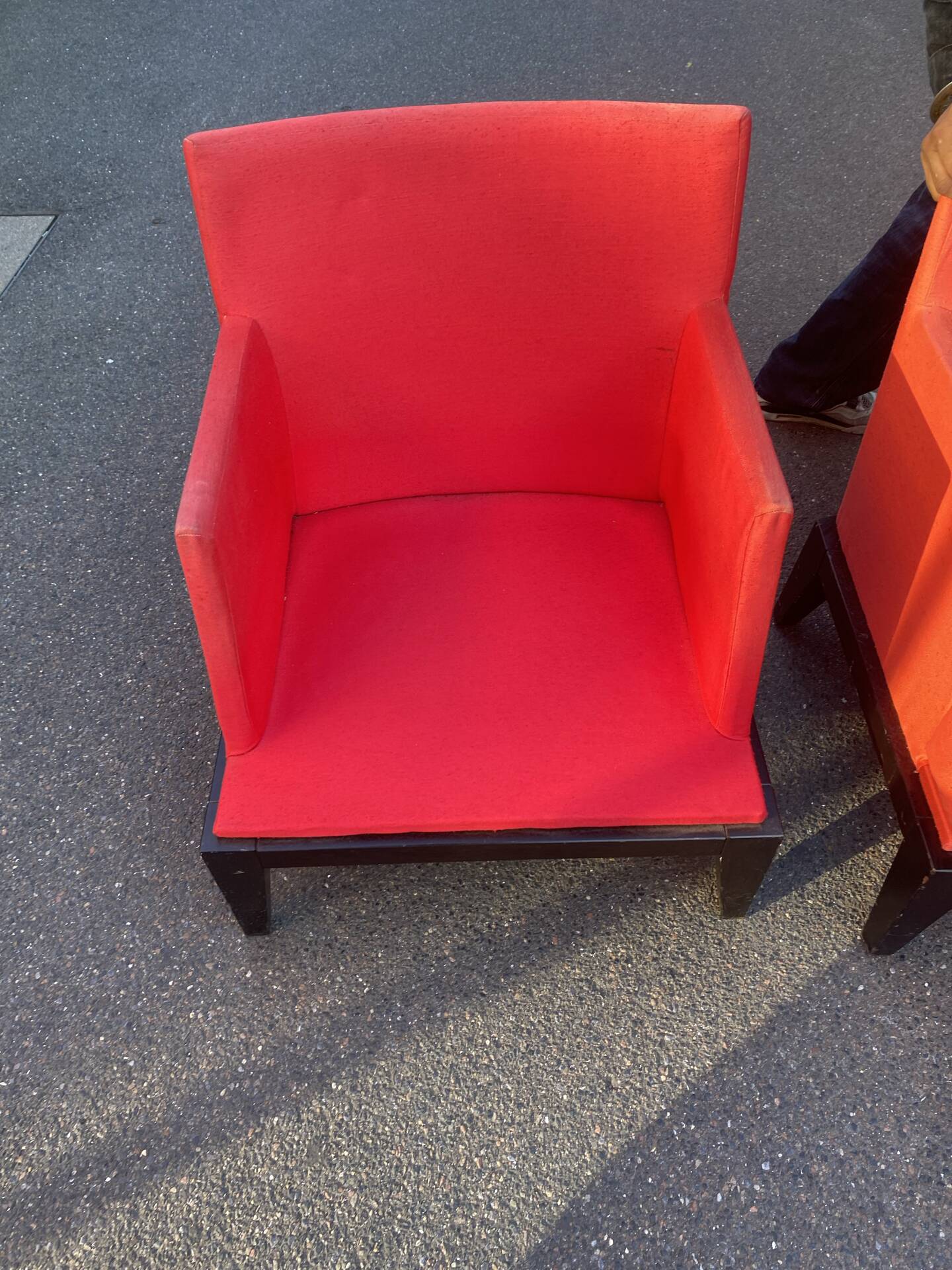 Paires des fauteuils rouge. 