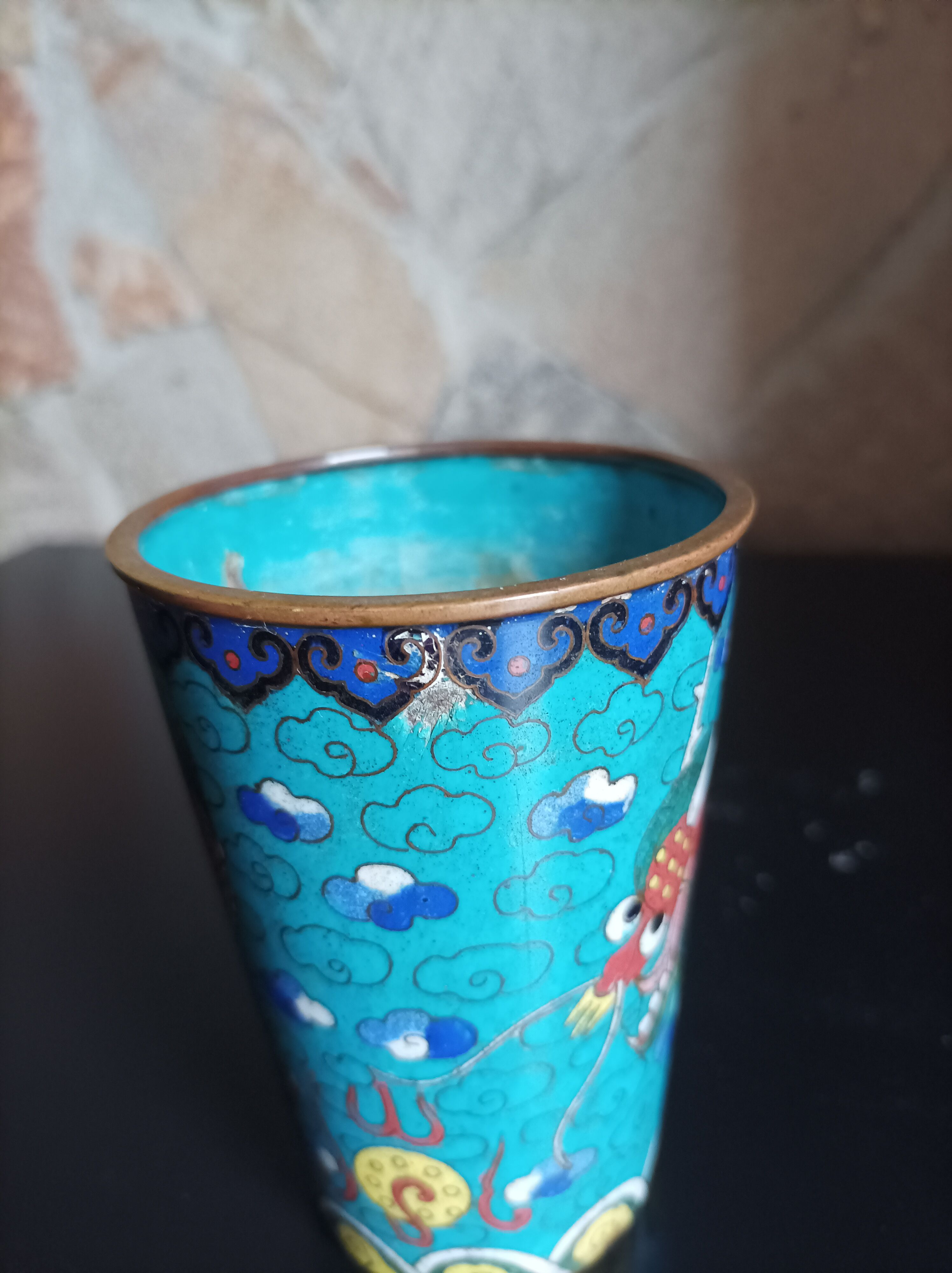 Bronze glass in partitioned enamels