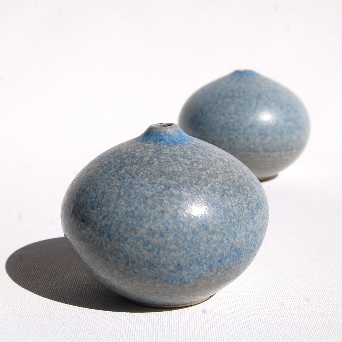 Paire de vases boules soliflores de Bernadette Sépulchre - Belgique