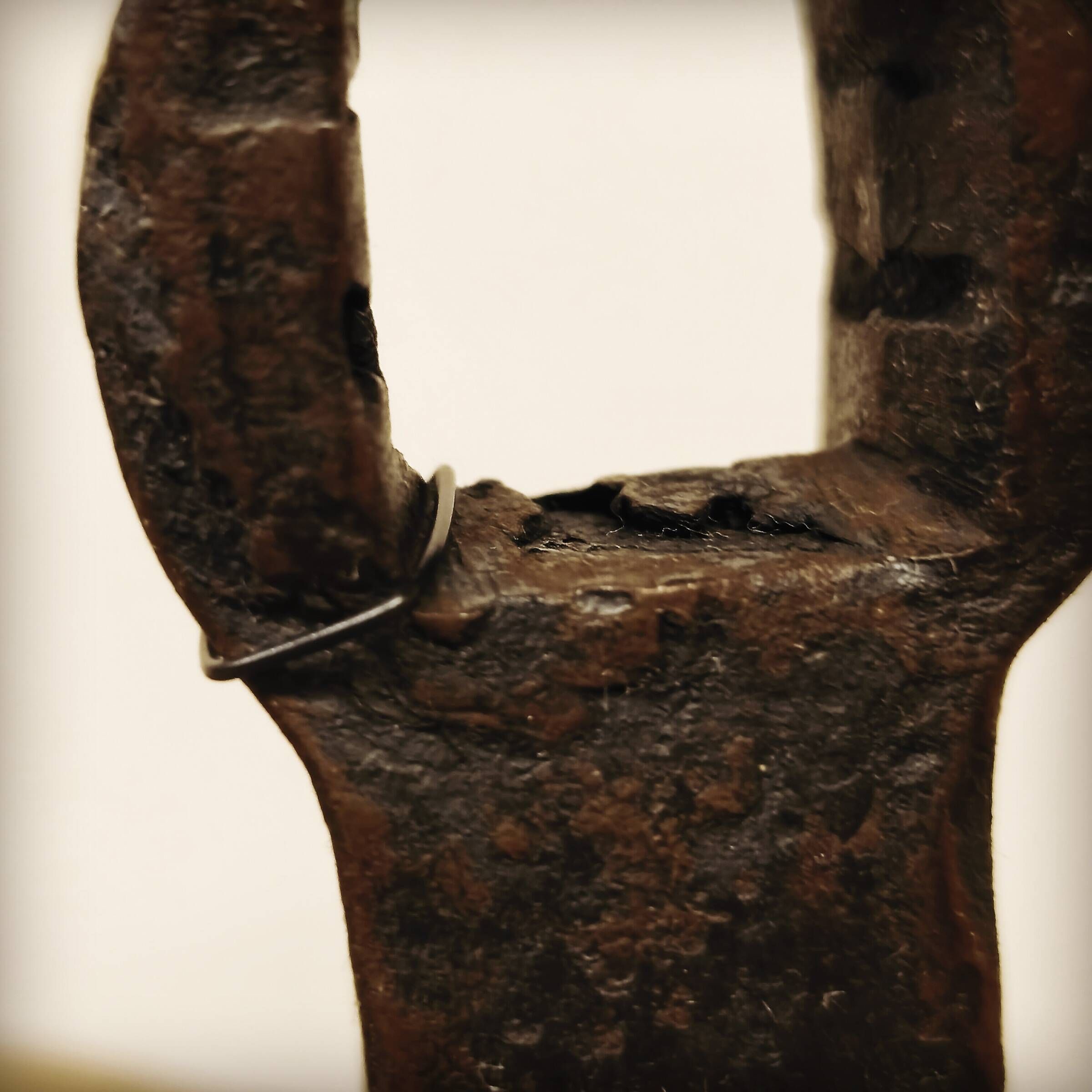 Brutalist lamp base in wrought and beaten iron, France, 1920 to 1960.