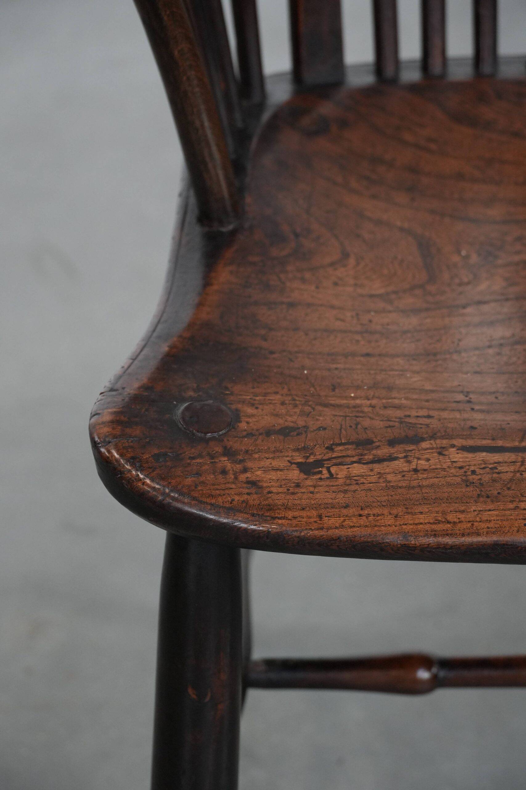 Antique English Windsor chair from the 18th century with spindled backrest