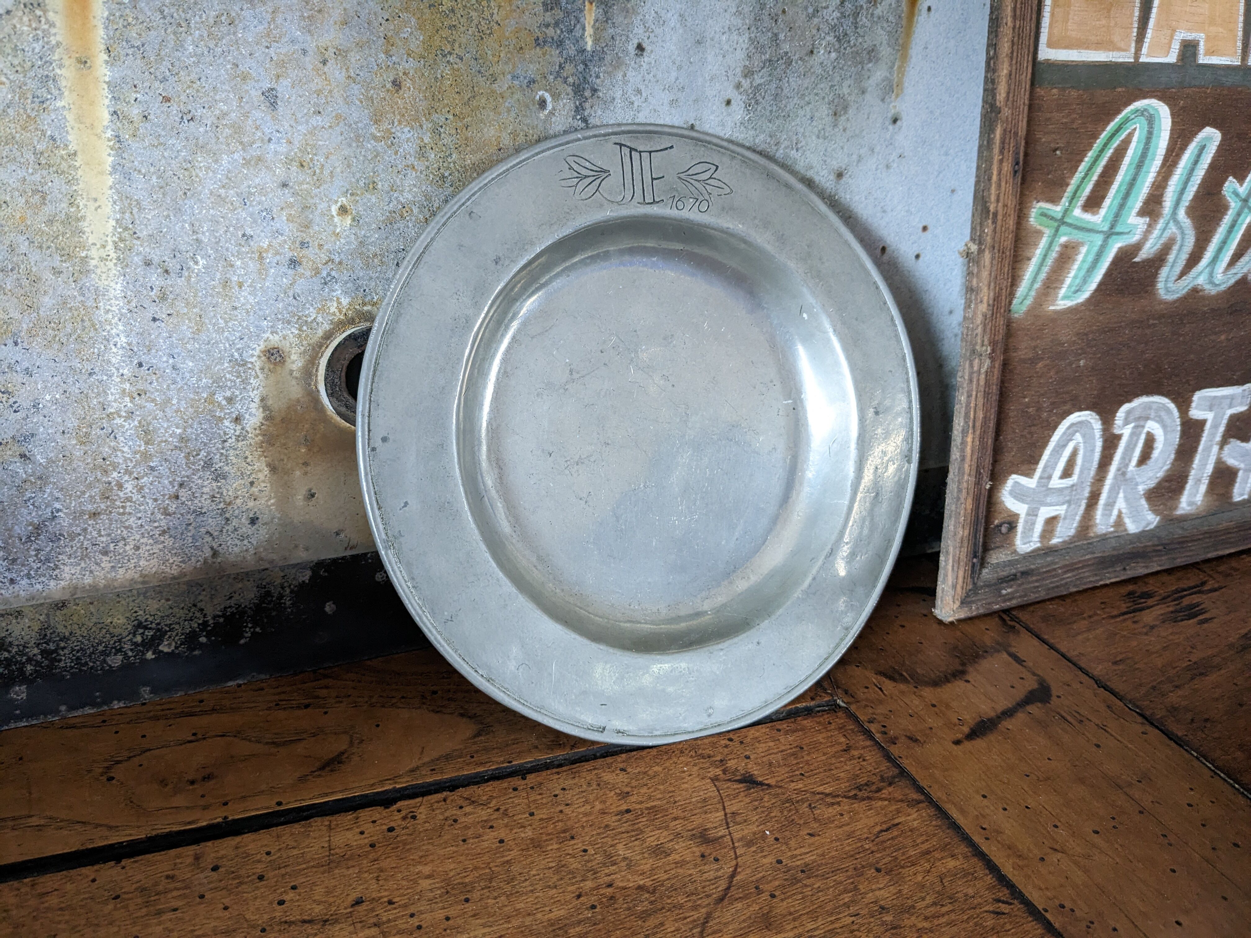 Assiette en étain marquée JF 1670