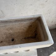 Paire de jardinières sculpturales en béton coulé Off-White, de style brutalisme du milieu du siècle, longues et rectangulaires.