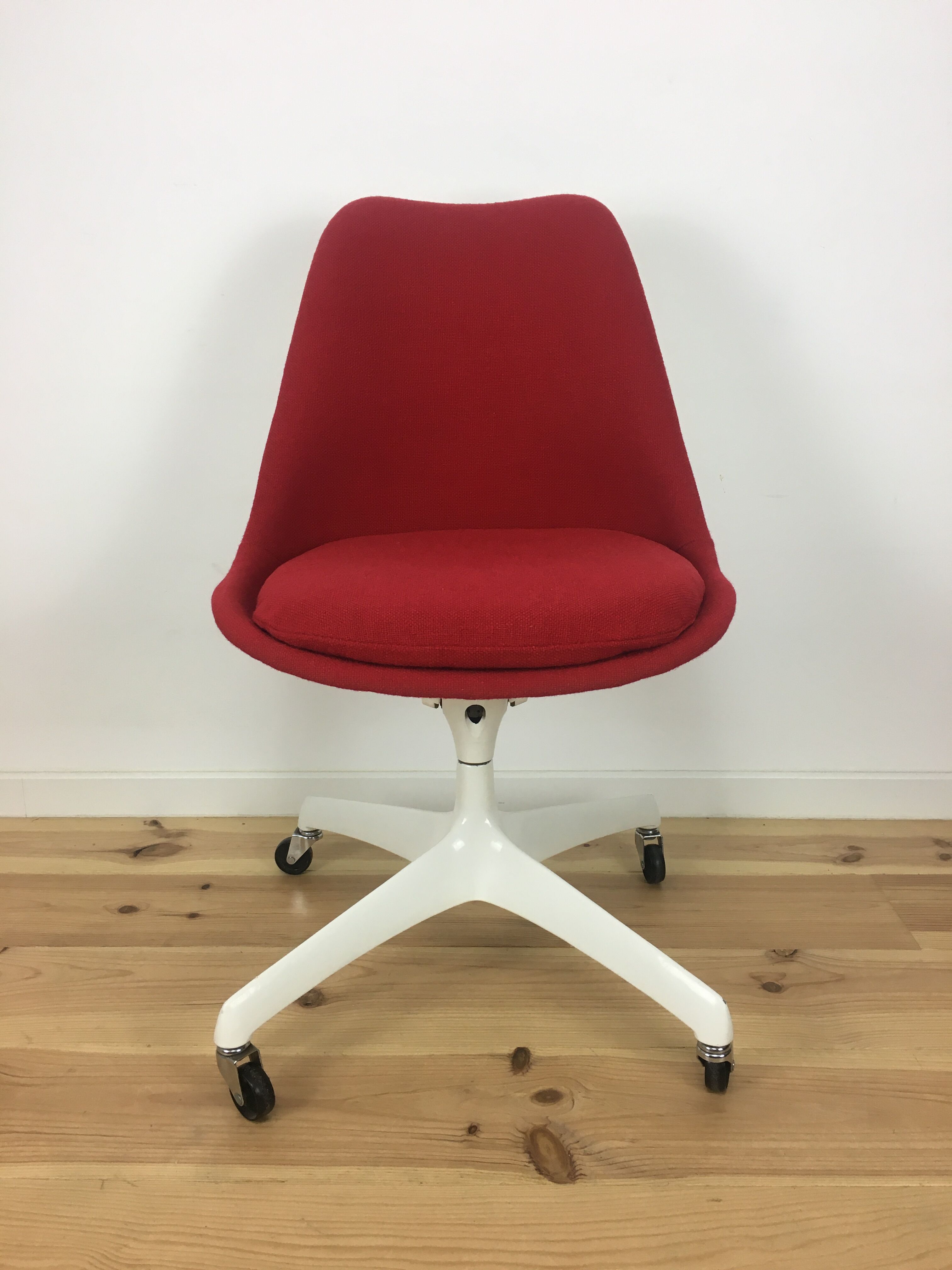 Tulip swivel chair on wheels by Eero Saarinen
