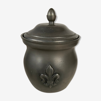 Tin pot with lid