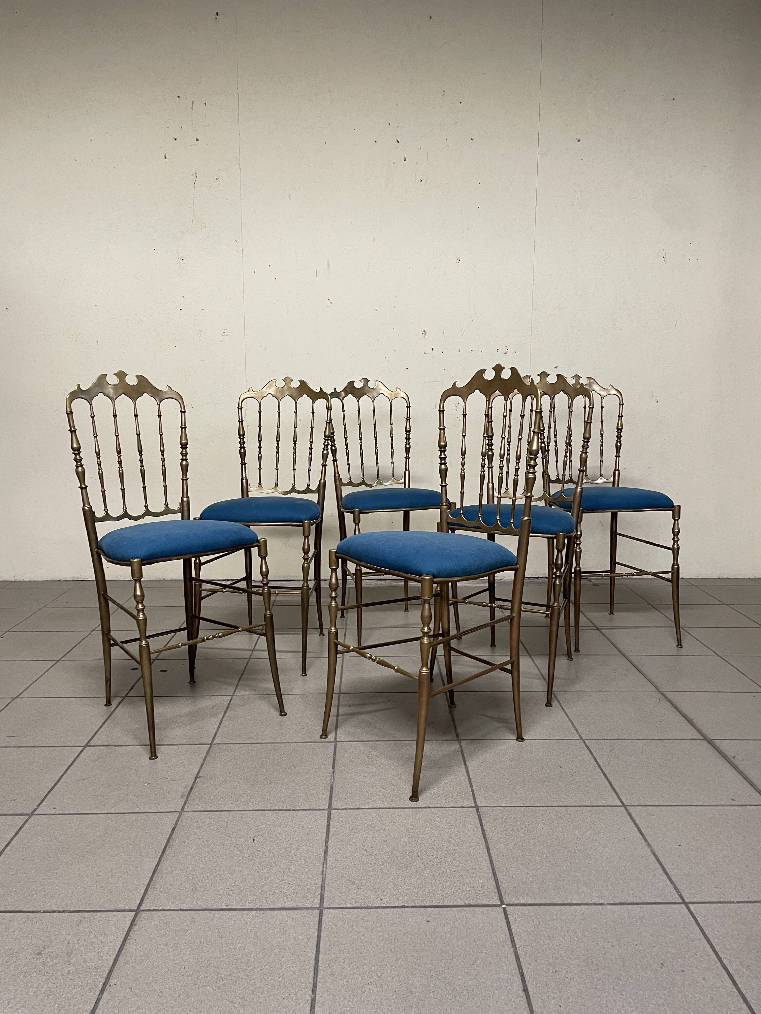 Ensemble de 6 chaises Chiavarine des années 1950 en laiton et tissu.