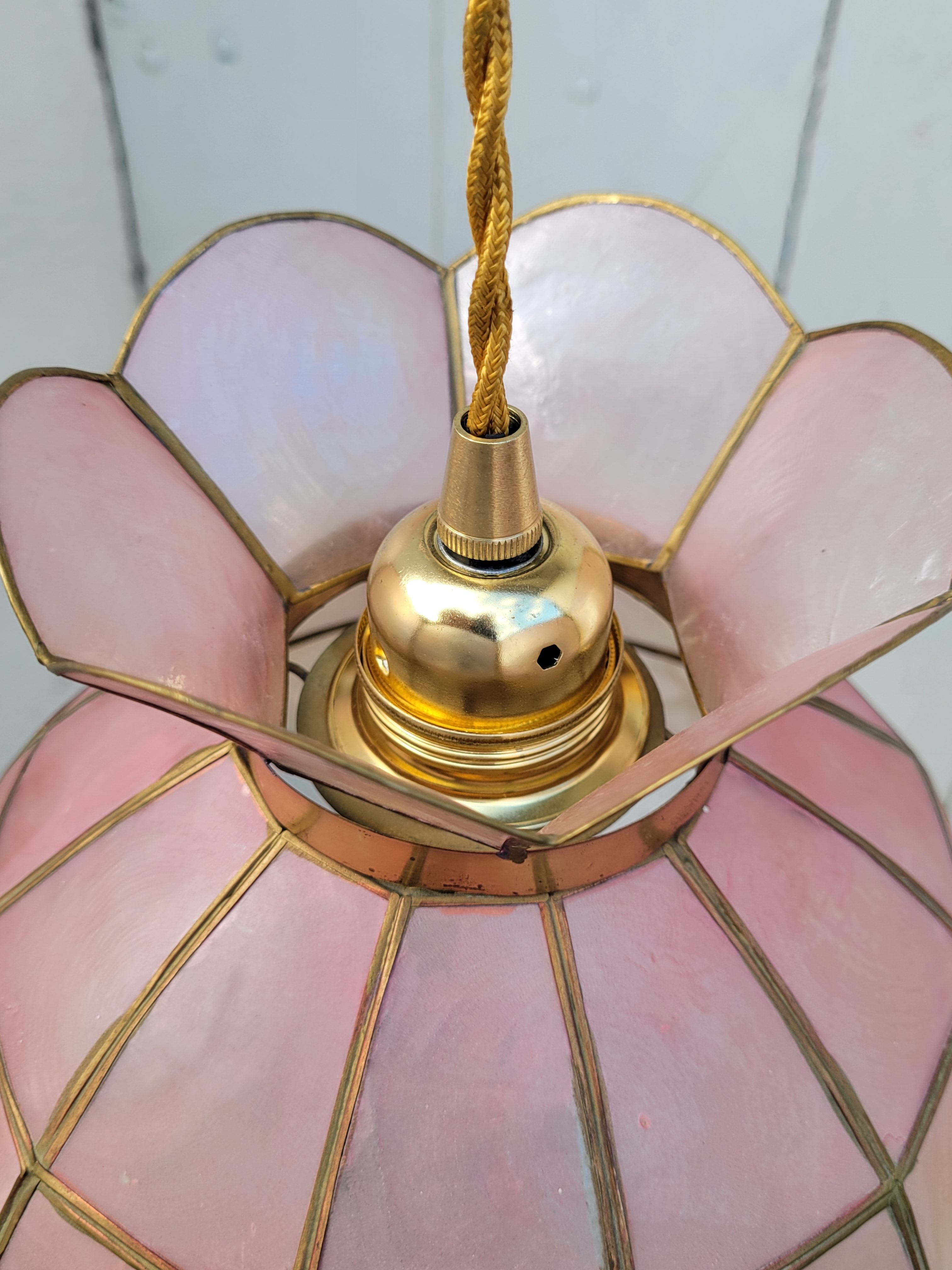 Suspension en laiton et nacre rose