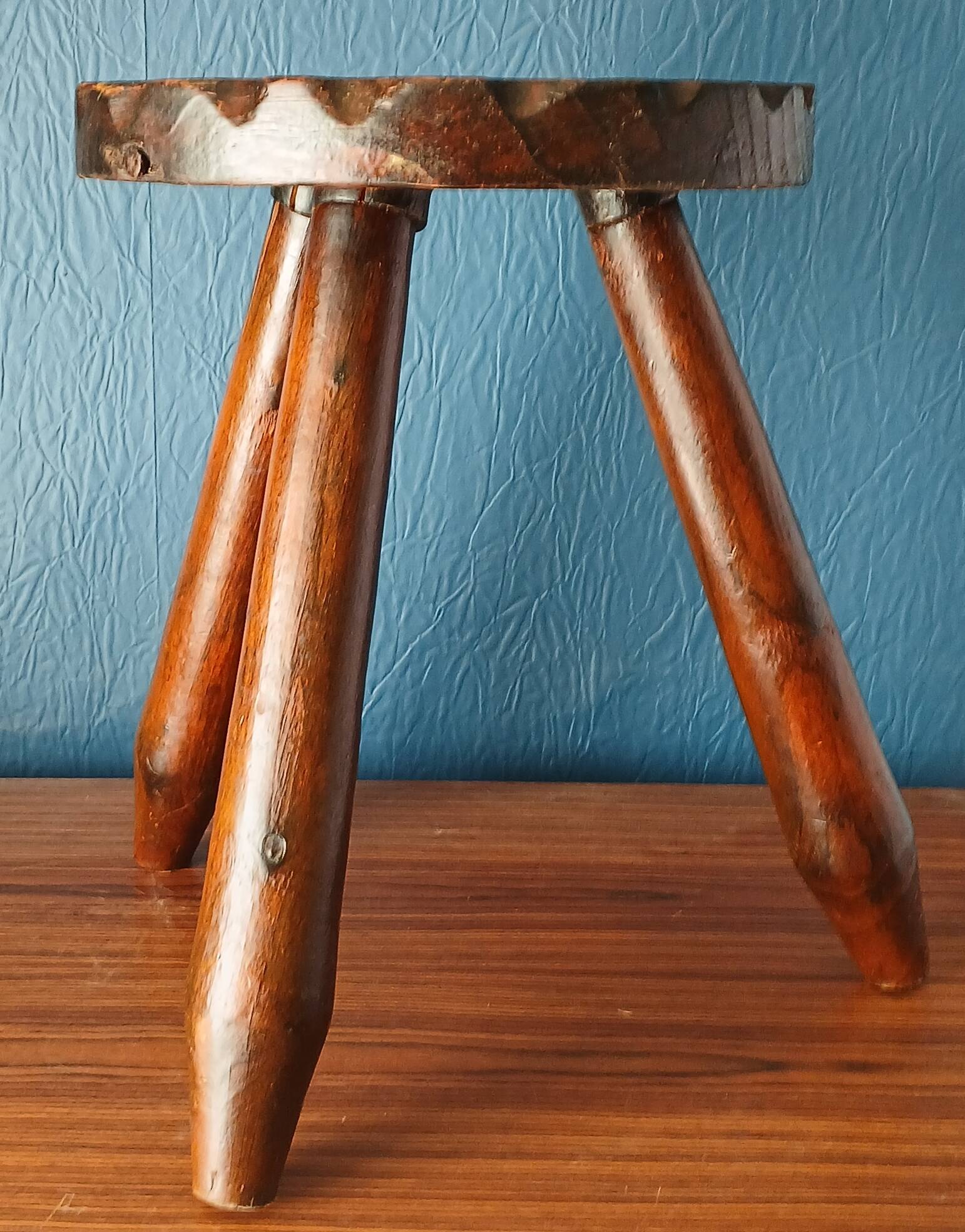 Tabouret tripode brutaliste pieds "crayon"