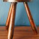 Tabouret tripode brutaliste pieds "crayon"