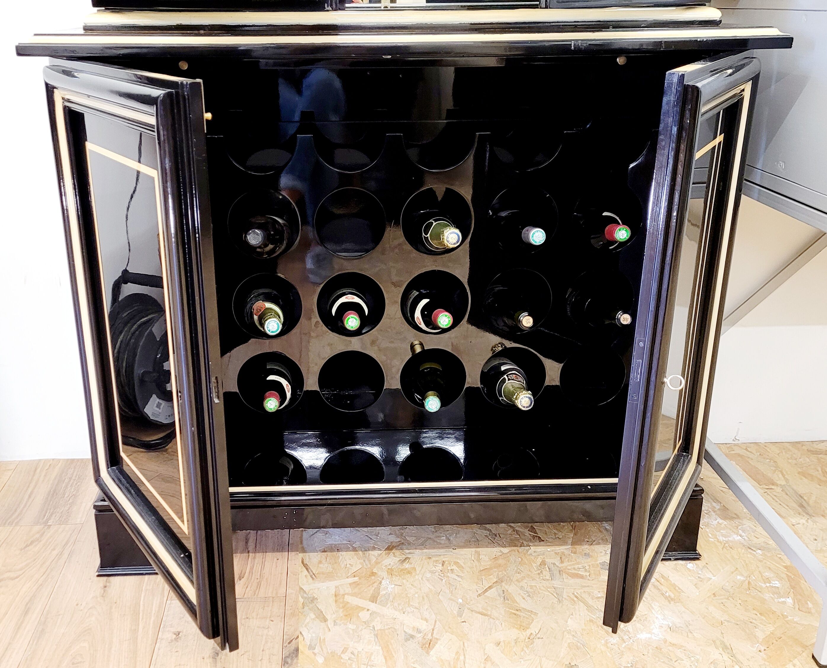 Meuble cave a vin art déco laqué noir et ivoire