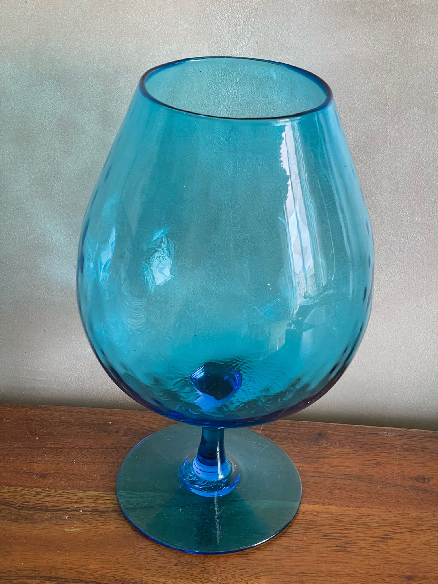 Vase bleu sur pied