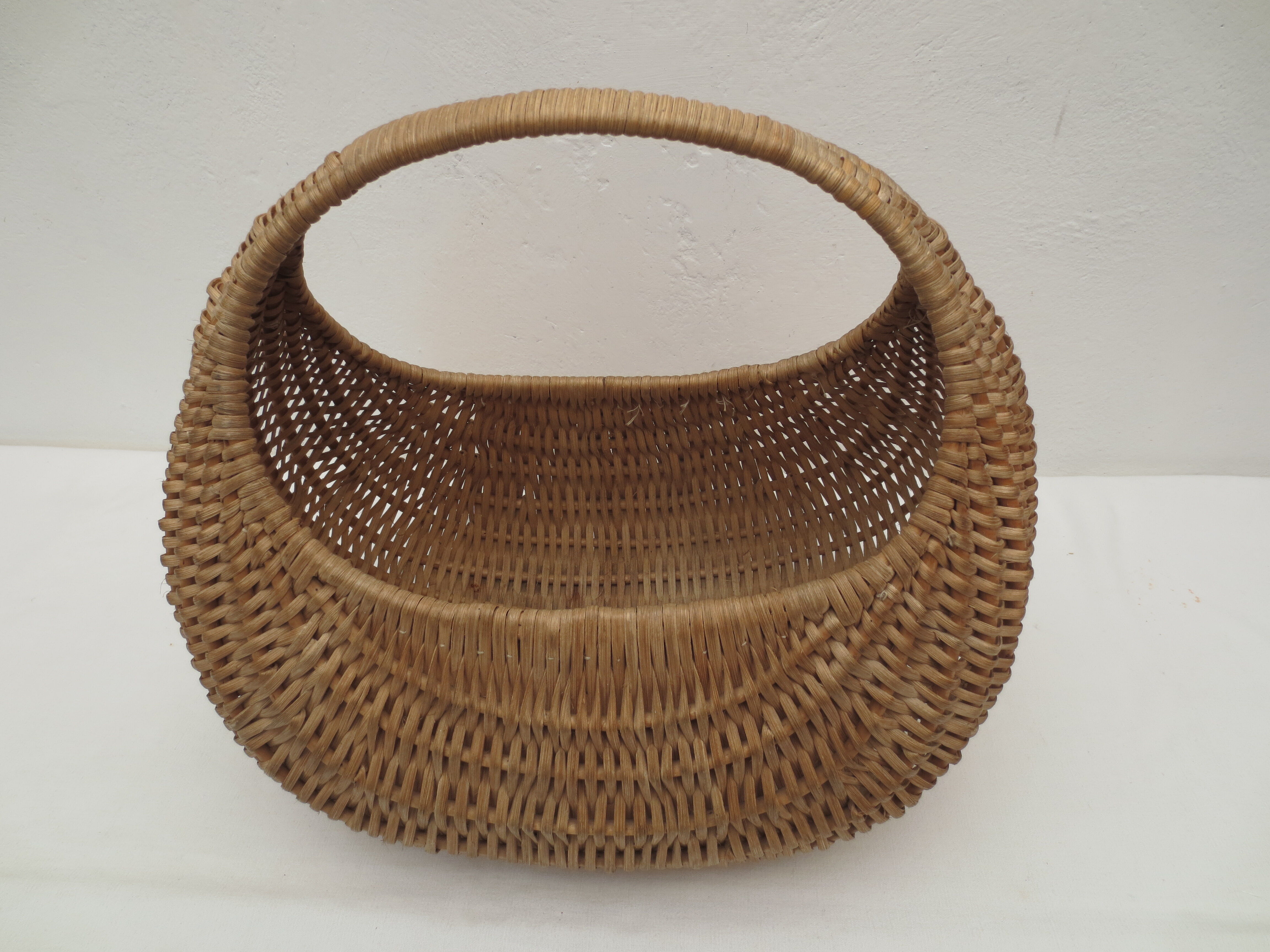 Gondola basket of the 60s in quality woven wicker