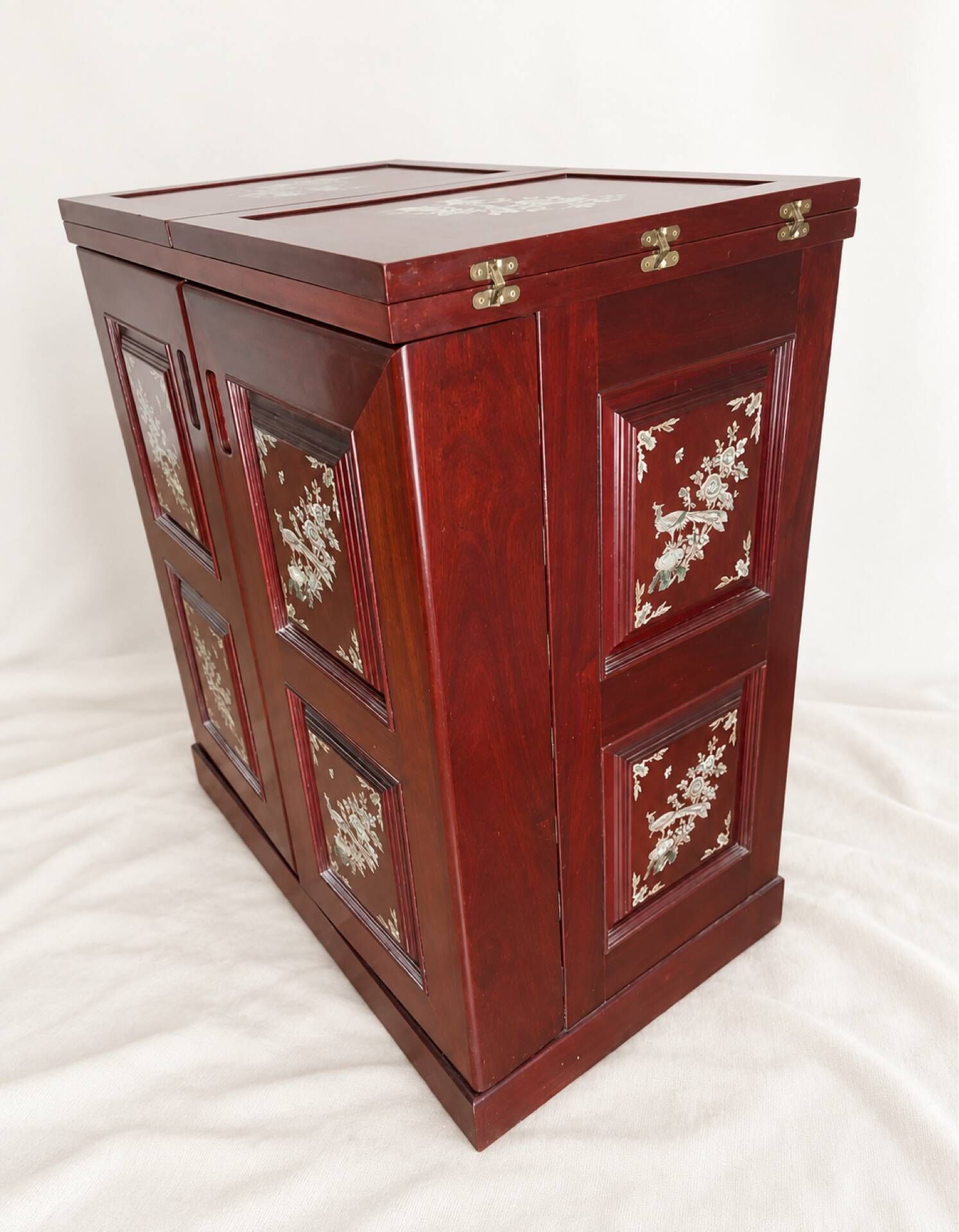Bar cabinet in rosewood and mother-of-pearl – handcrafted.