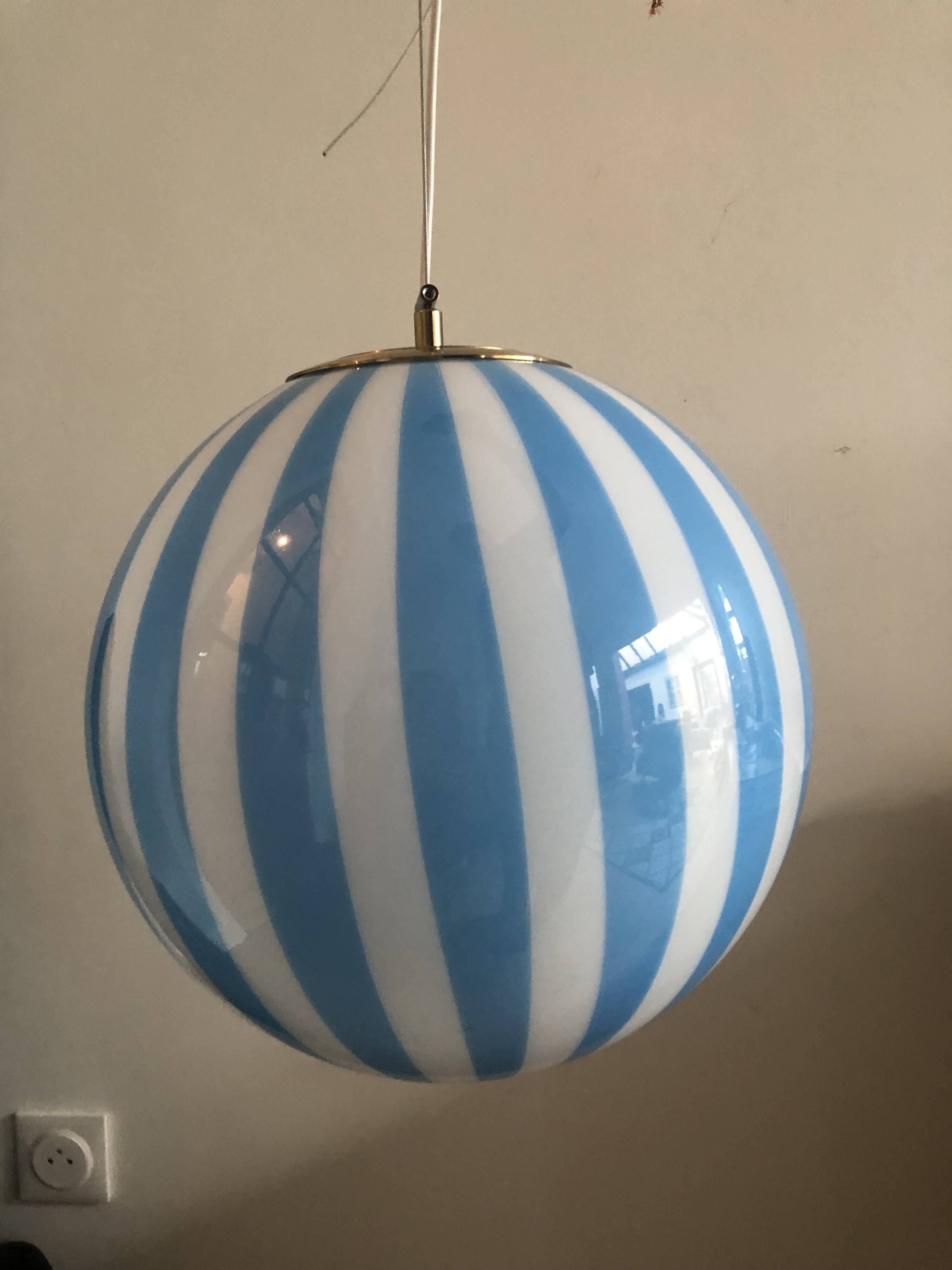 Suspension ronde rayé blanche et bleu thème Circus