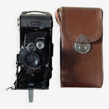 Zeiss Ikon Ikonta bellows camera with its satchel