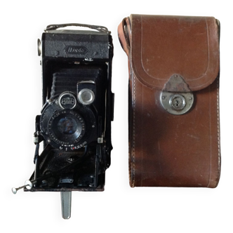 Zeiss Ikon Ikonta bellows camera with its satchel