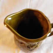 Pichet barbotine vert olive