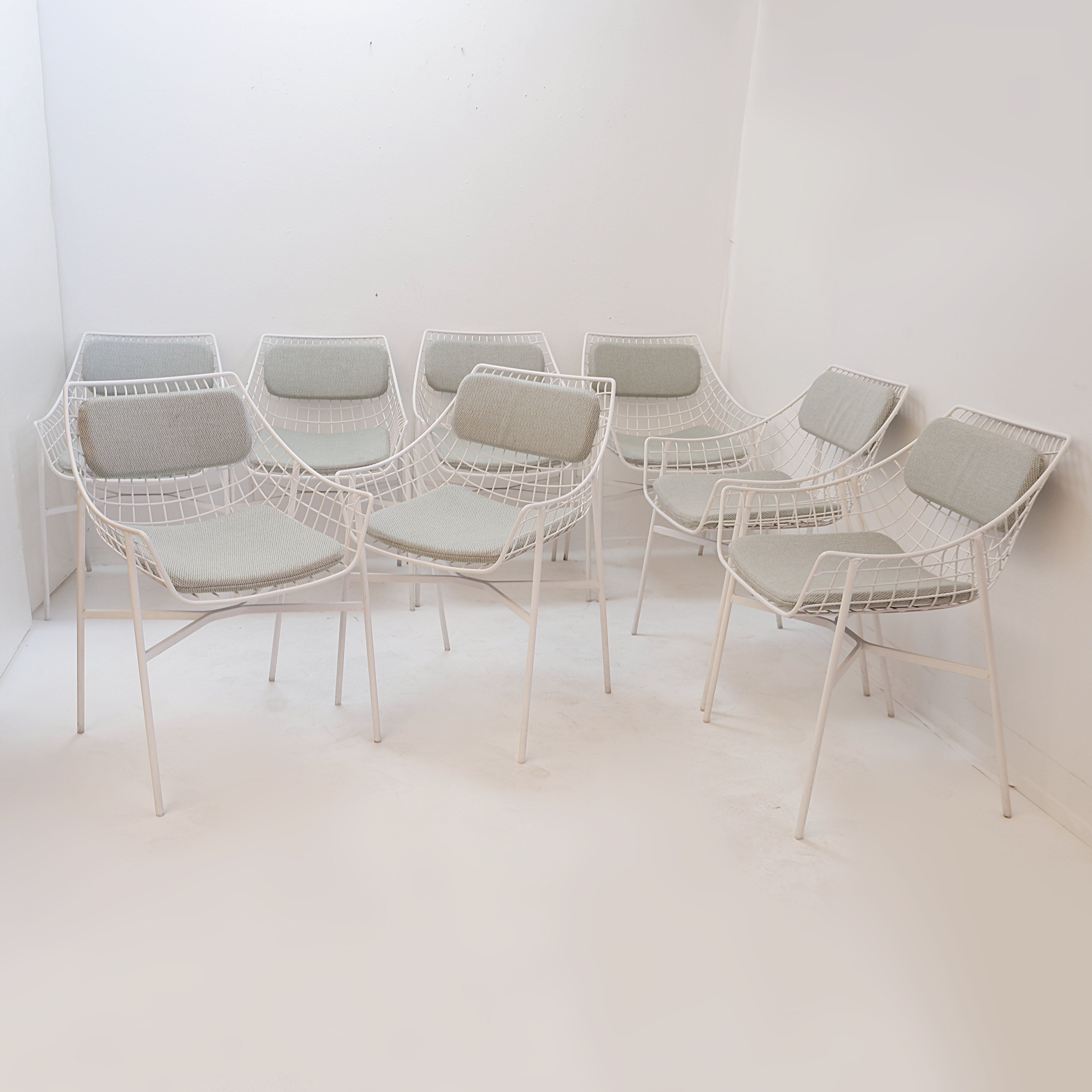 Ensemble de 8 fauteuils modernes en acier laqué blanc