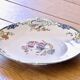 Service ancien de 1930 en porcelaine au décor oiseaux, papillons et coq