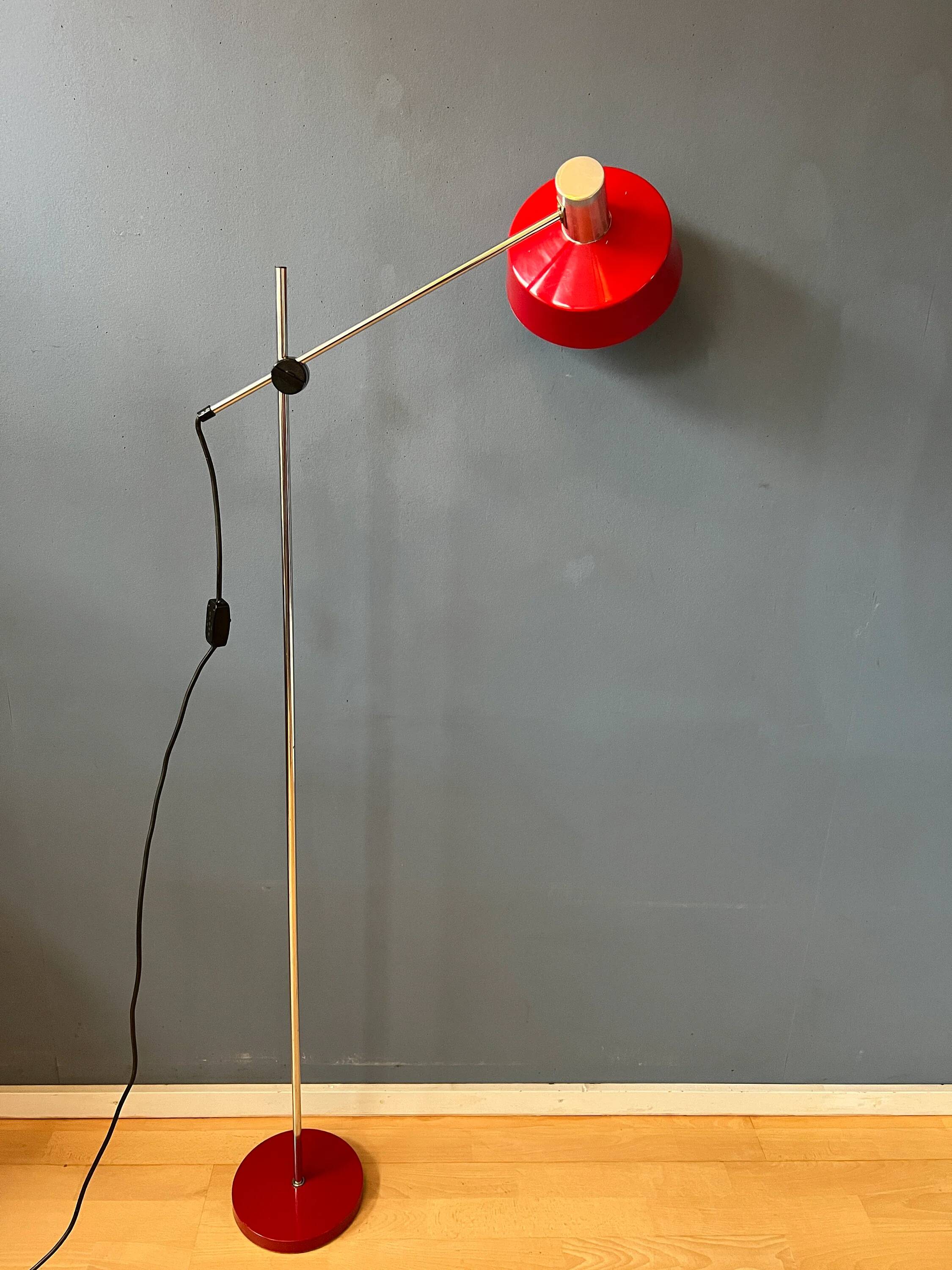Adjustable red floor lamp in the style of Hoogervorst.
