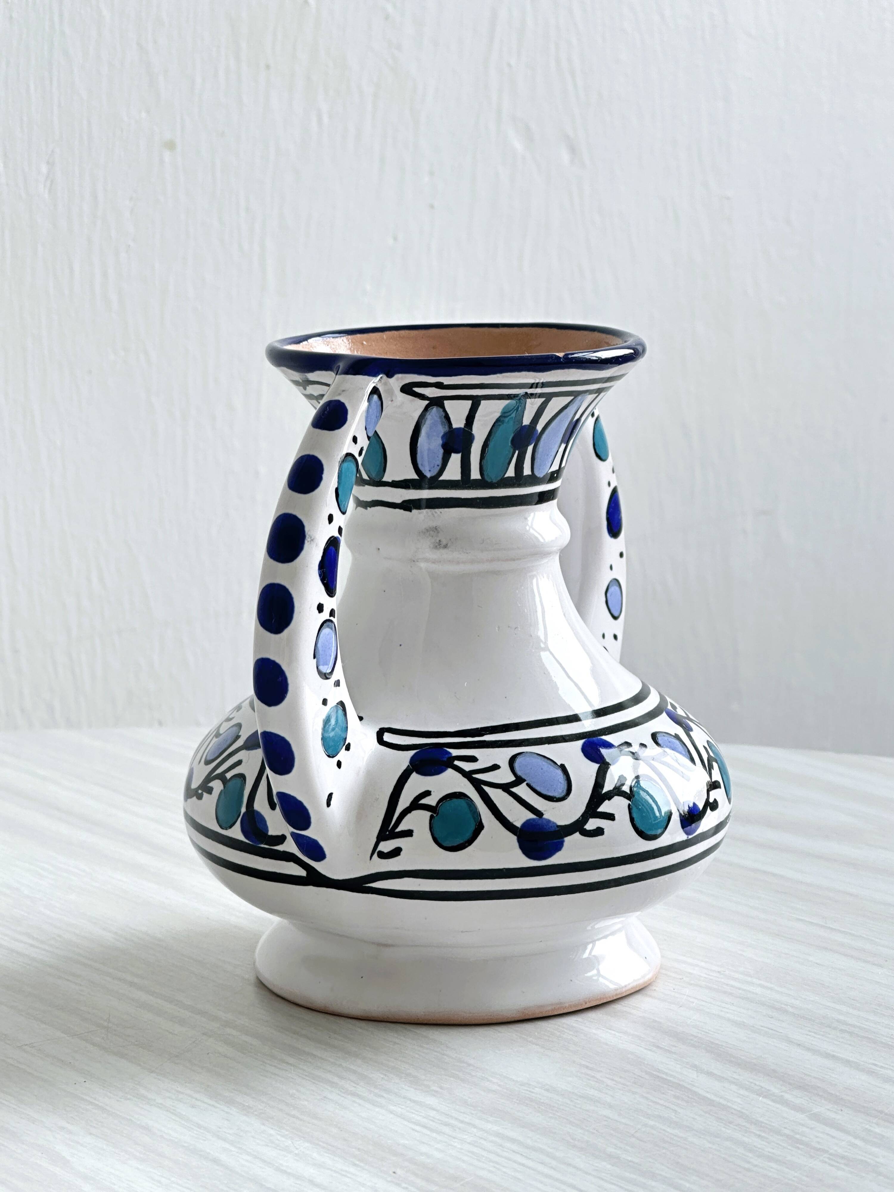 Petit vase peint à la main style Maghrébin.