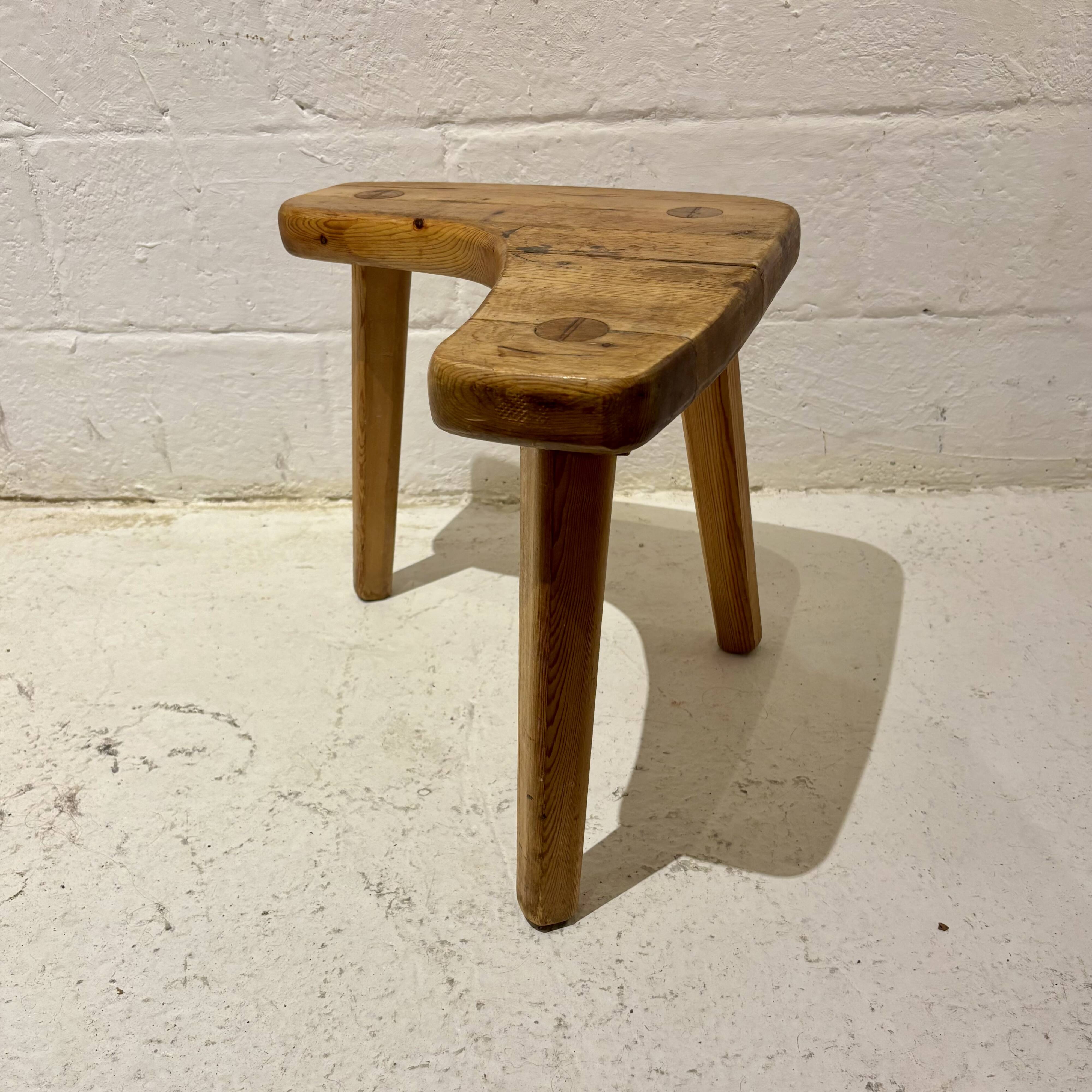 "Free Form" stool in pine – Stig Sandqvist (attr.), Sweden