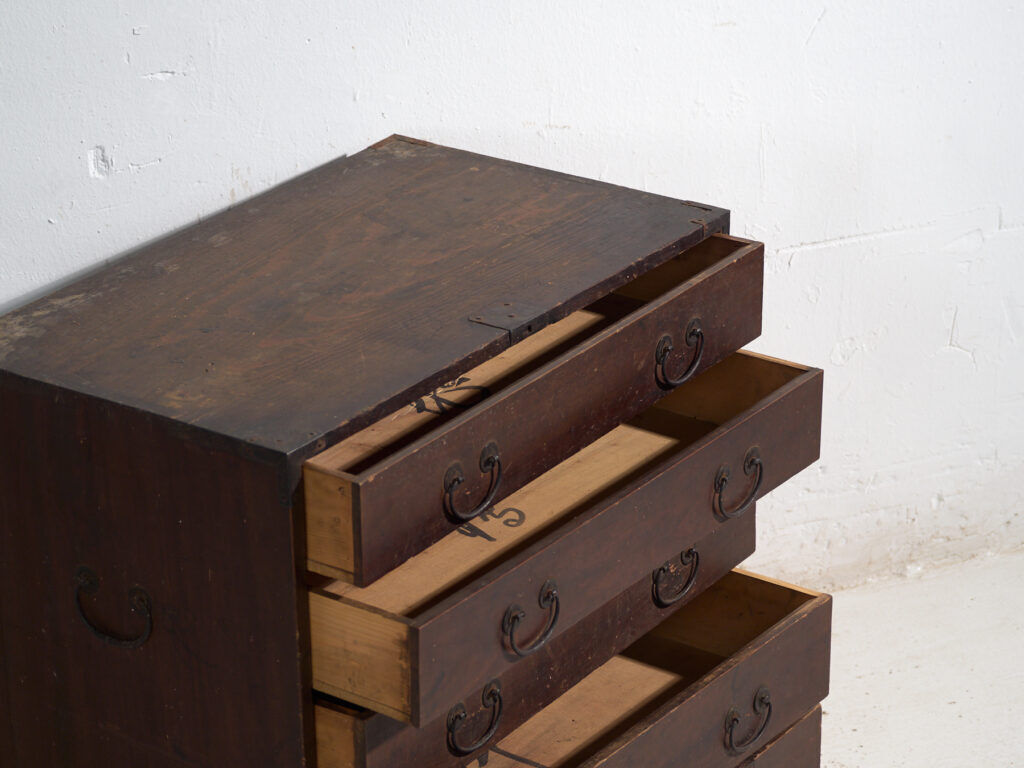 Japanese antique tansu with drawers and iron fittings – Meiji period – Japan, around 1900