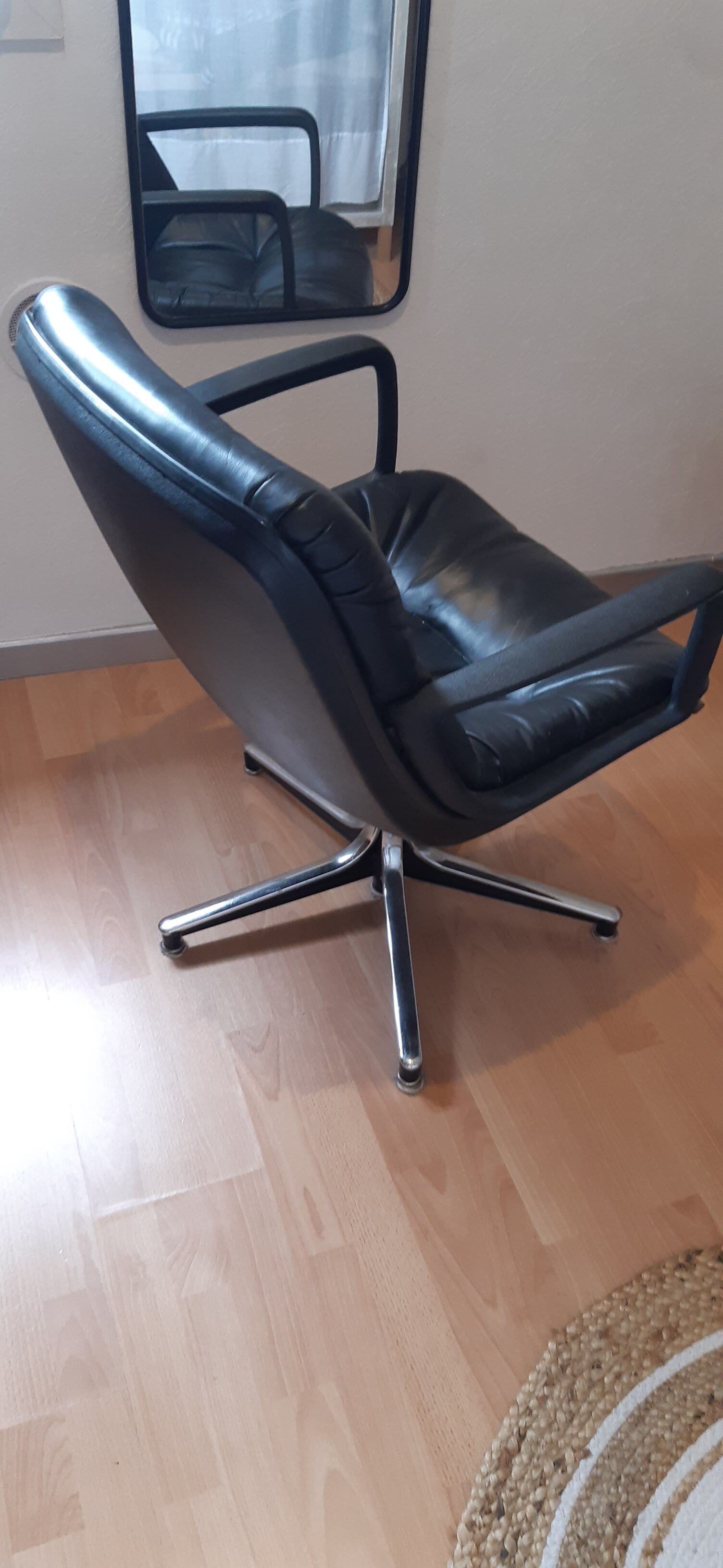 Sedinternational black leather swivel armchair