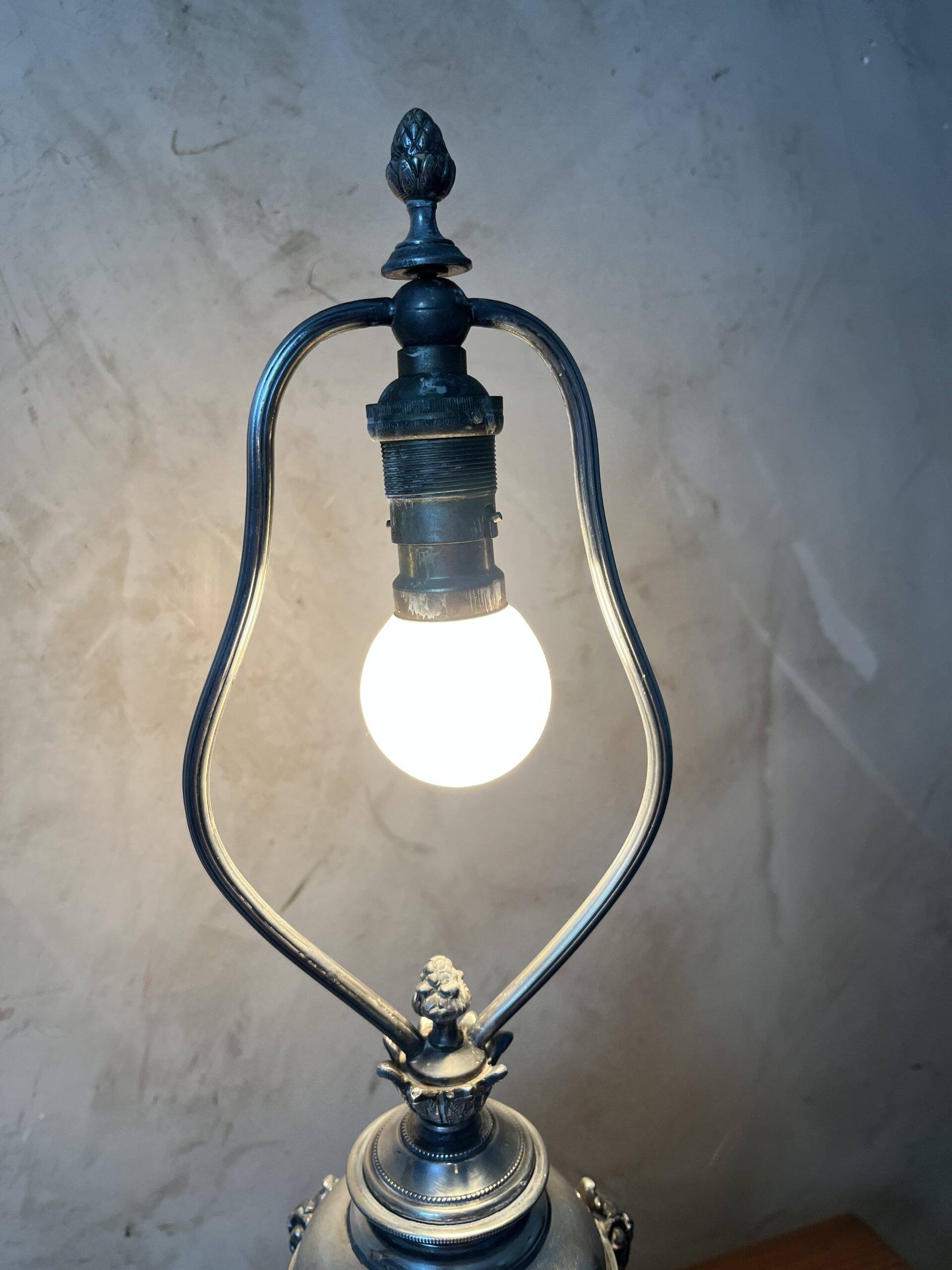 Lampe en métal argenté