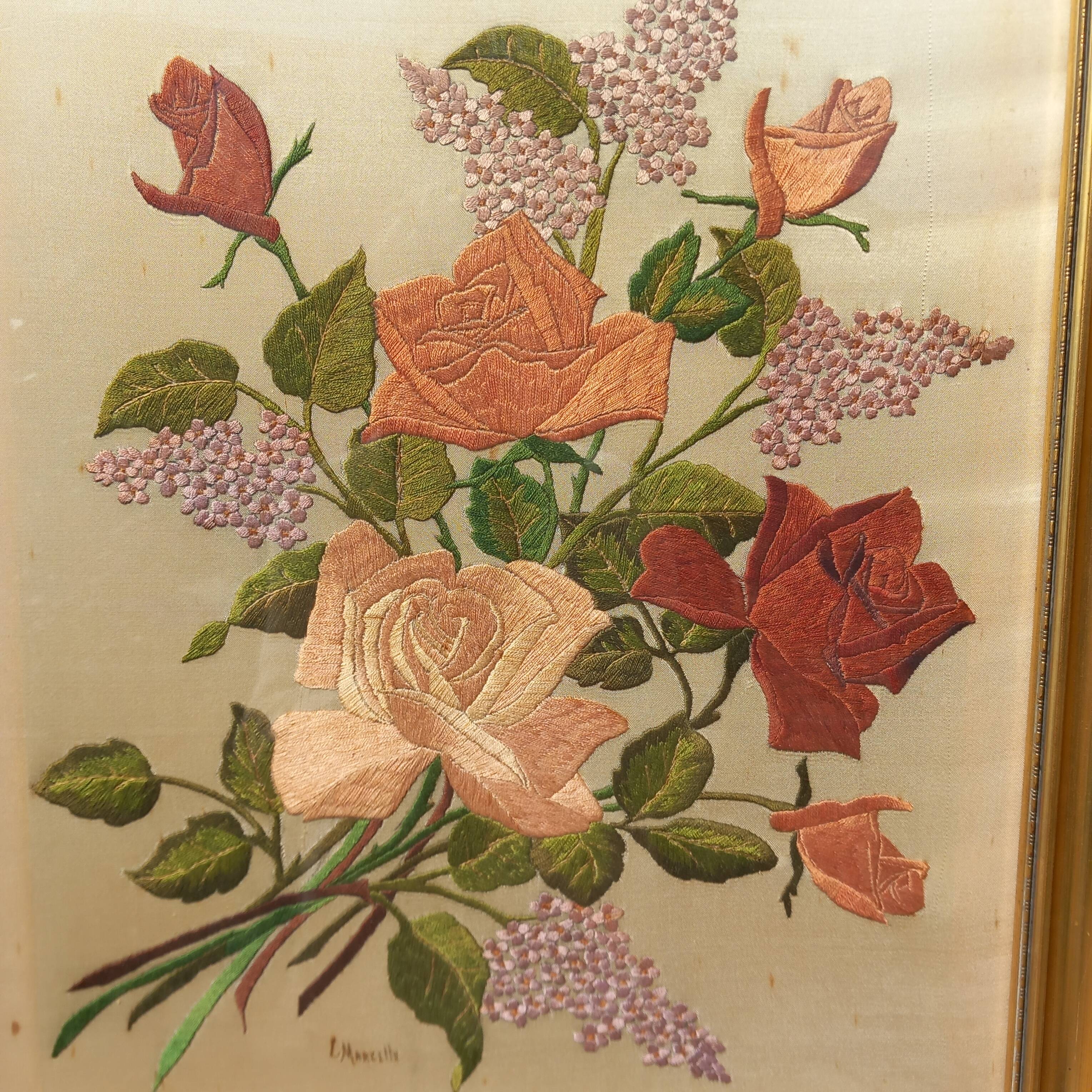 Composition florale roses et lilas. Peinture à  l'aiguille en soie