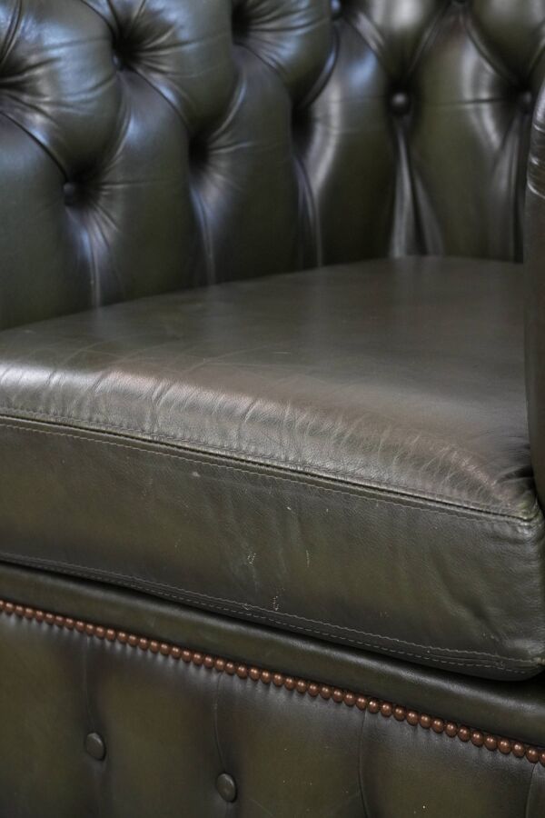 Magnifique fauteuil club en cuir de vachette verte de style anglais.