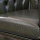 Magnifique fauteuil club en cuir de vachette verte de style anglais.