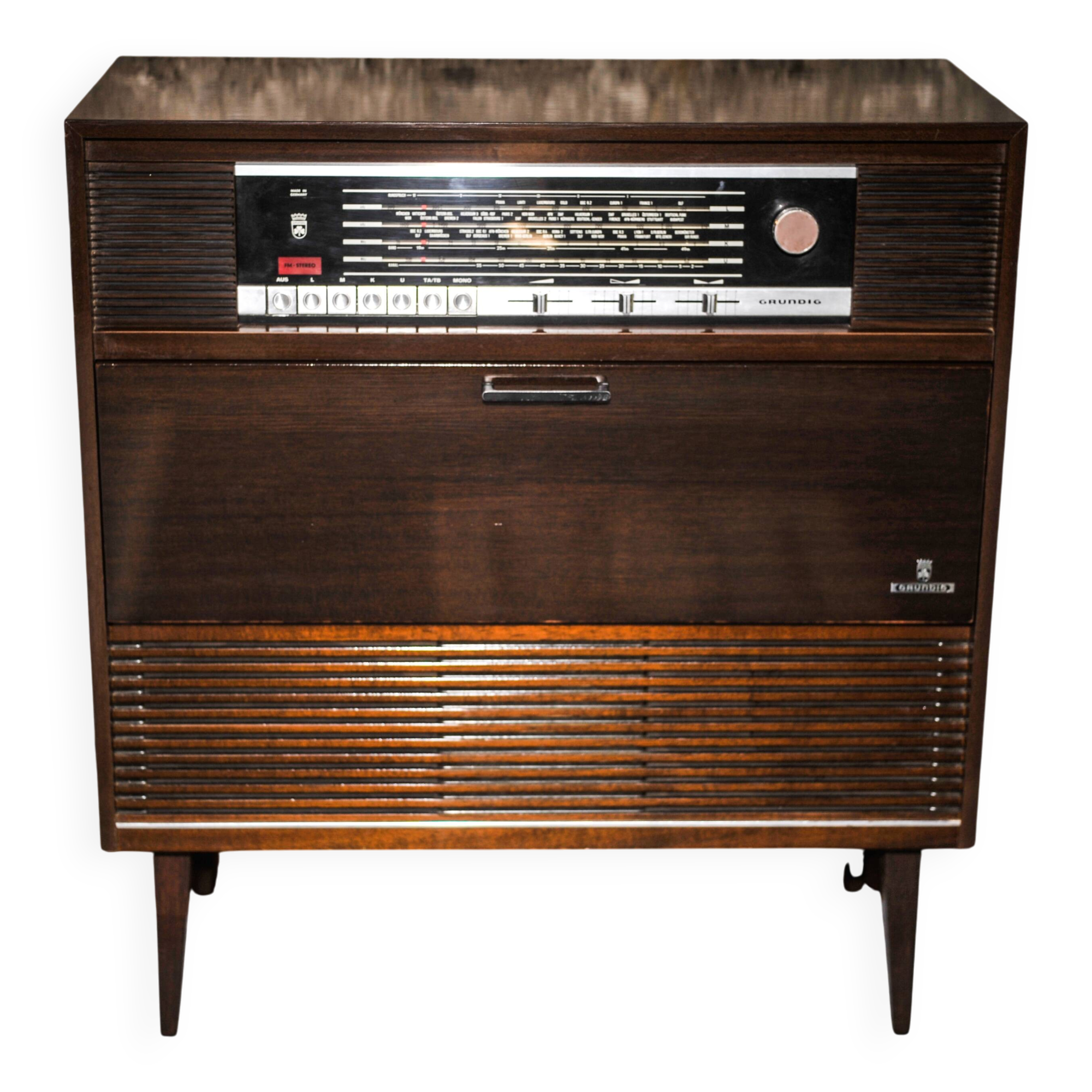 Grundig Como8 Bluetooth radio furniture