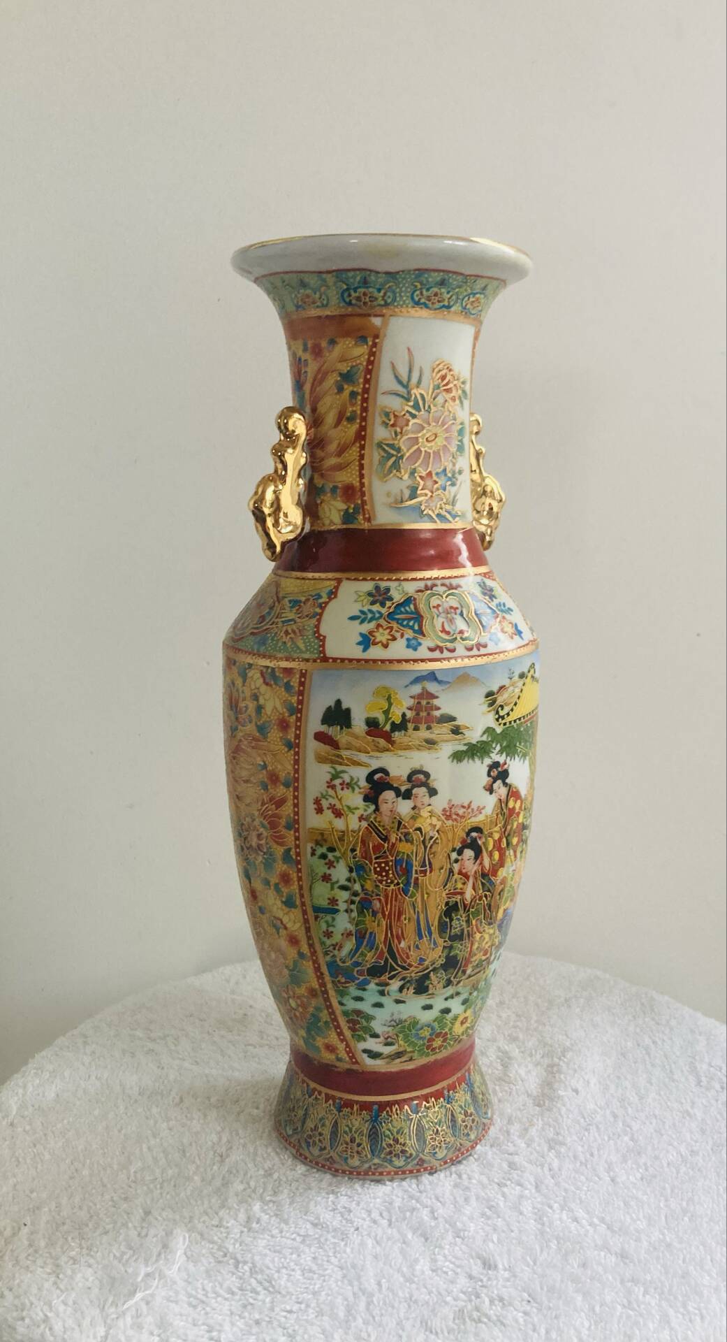Antique Japanese Satsuma vase, 19th - early 20th century, decorated with geishas.