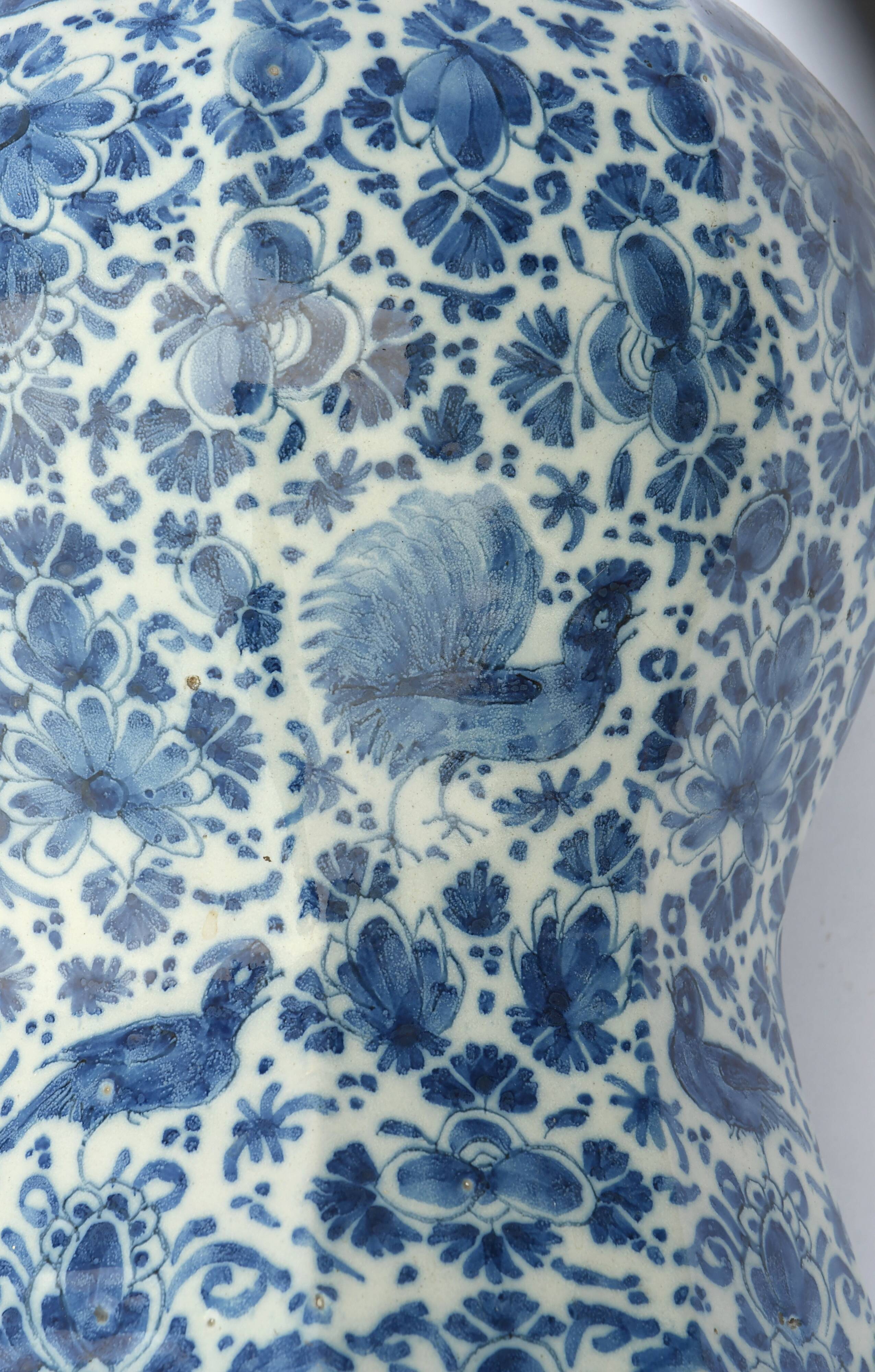 Vase en faïence à décor blanc-bleu d'oiseaux