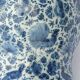 Vase en faïence à décor blanc-bleu d'oiseaux